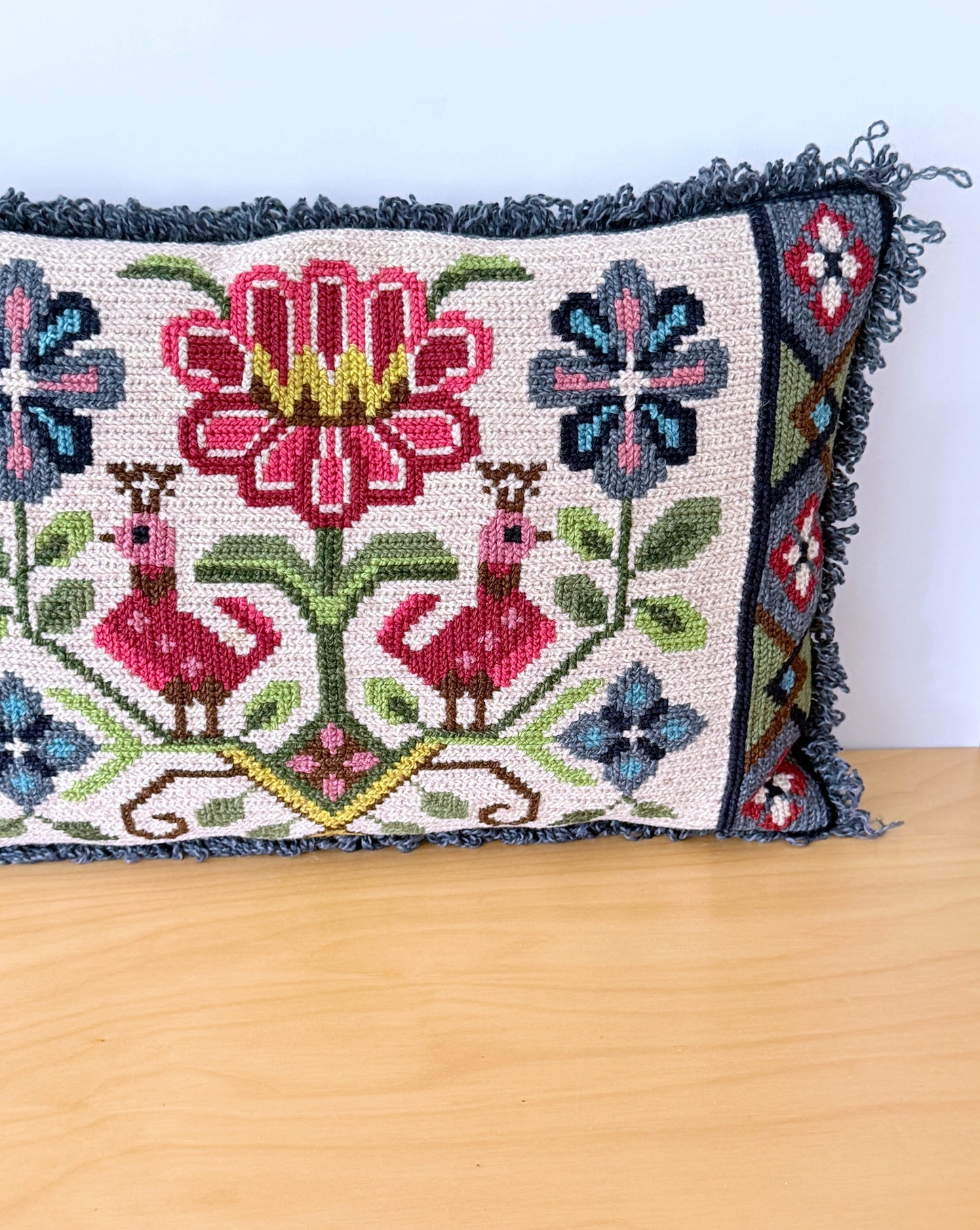 北欧伝統手工芸/トヴィストスム刺繍/クッション/クジャクとお花柄