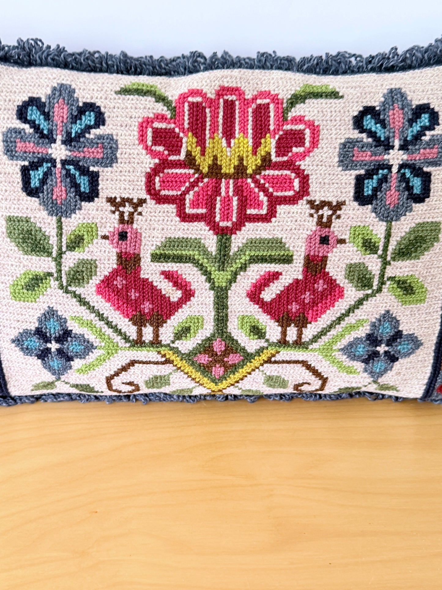 北欧伝統手工芸/トヴィストスム刺繍/クッション/クジャクとお花柄