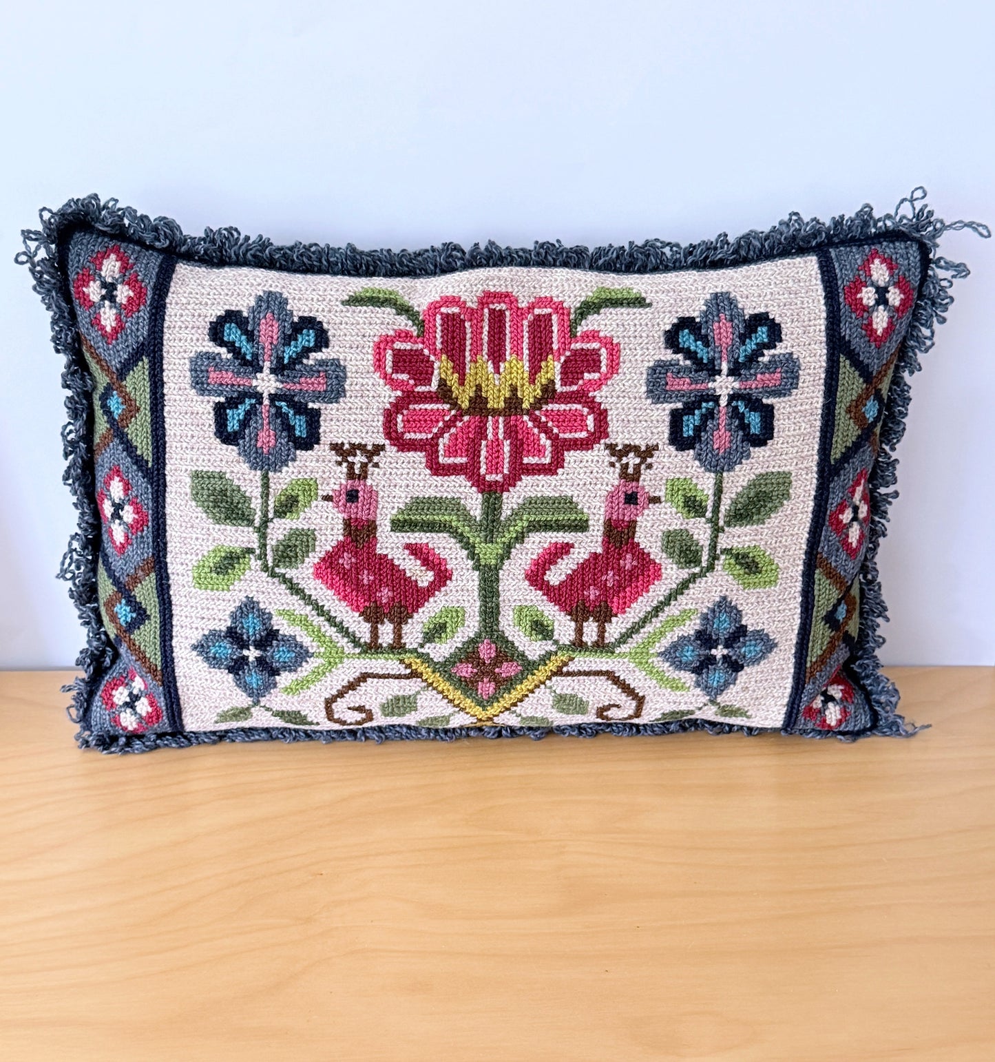 北欧伝統手工芸/トヴィストスム刺繍/クッション/クジャクとお花柄