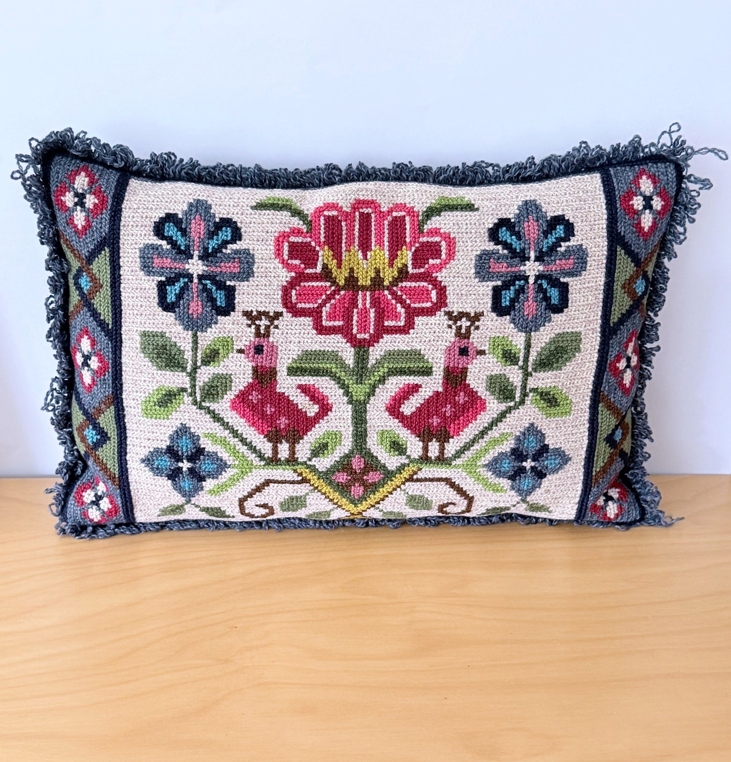 北欧伝統手工芸/トヴィストスム刺繍/クッション/クジャクとお花柄