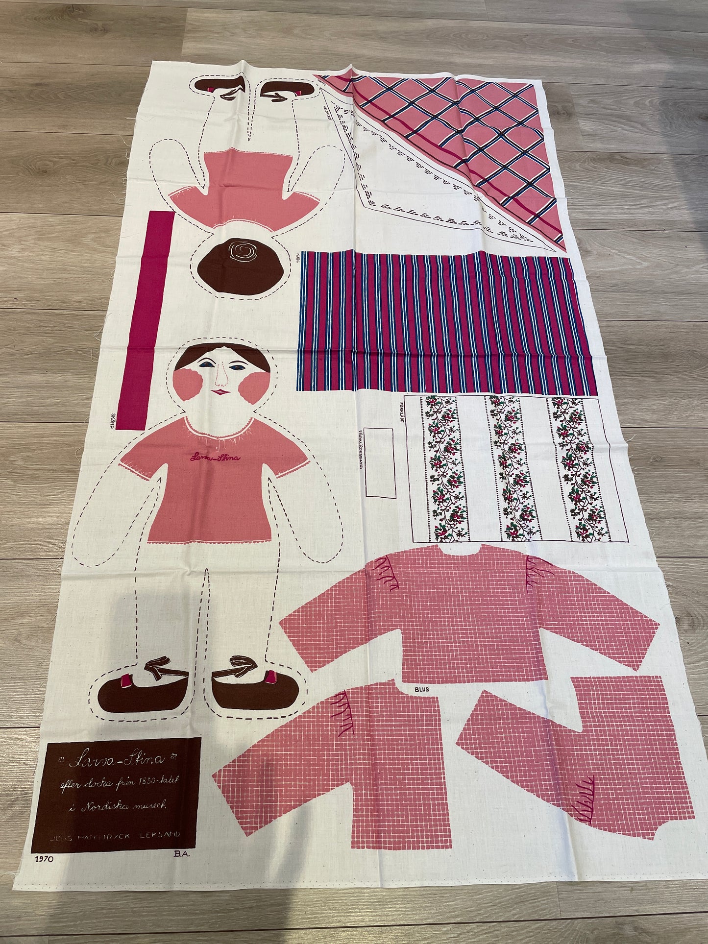 Gocken Jobs Handtryck AB/ジョブス ハンドルプリント/ヴィンテージ/Larva-Stina/ラーバ.ステイーナ/布製着せ替えお人形キット