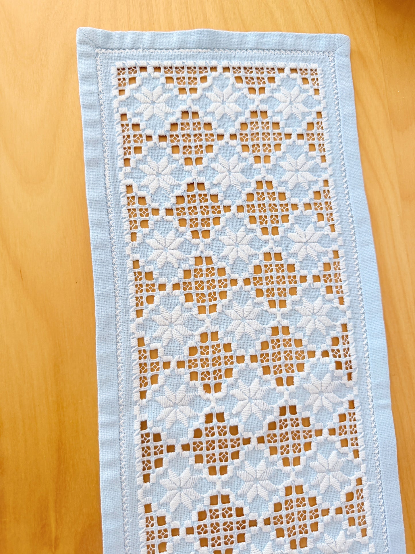 北欧手工芸/ハタンガー刺繍/横長/テーブルクロス