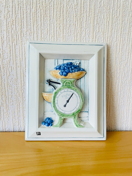 Jie Gantofta/ジイ.ガントフタ/陶板/スウエーデンの昔のキッチンシリーズ/ブルーベリーと秤