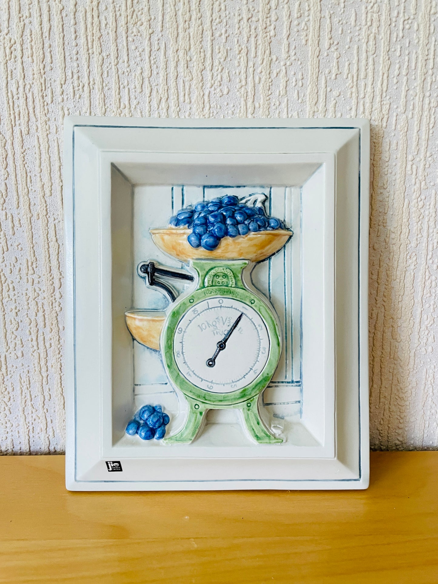 Jie Gantofta/ジイ.ガントフタ/陶板/スウエーデンの昔のキッチンシリーズ/ブルーベリーと秤