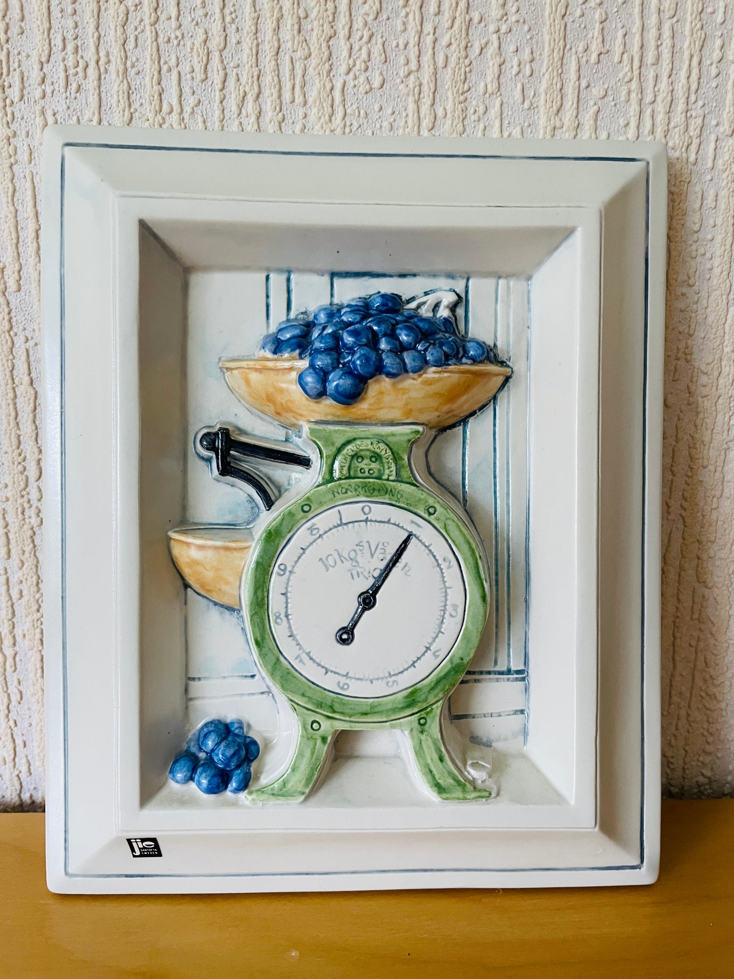 Jie Gantofta/ジイ.ガントフタ/陶板/スウエーデンの昔のキッチンシリーズ/ブルーベリーと秤