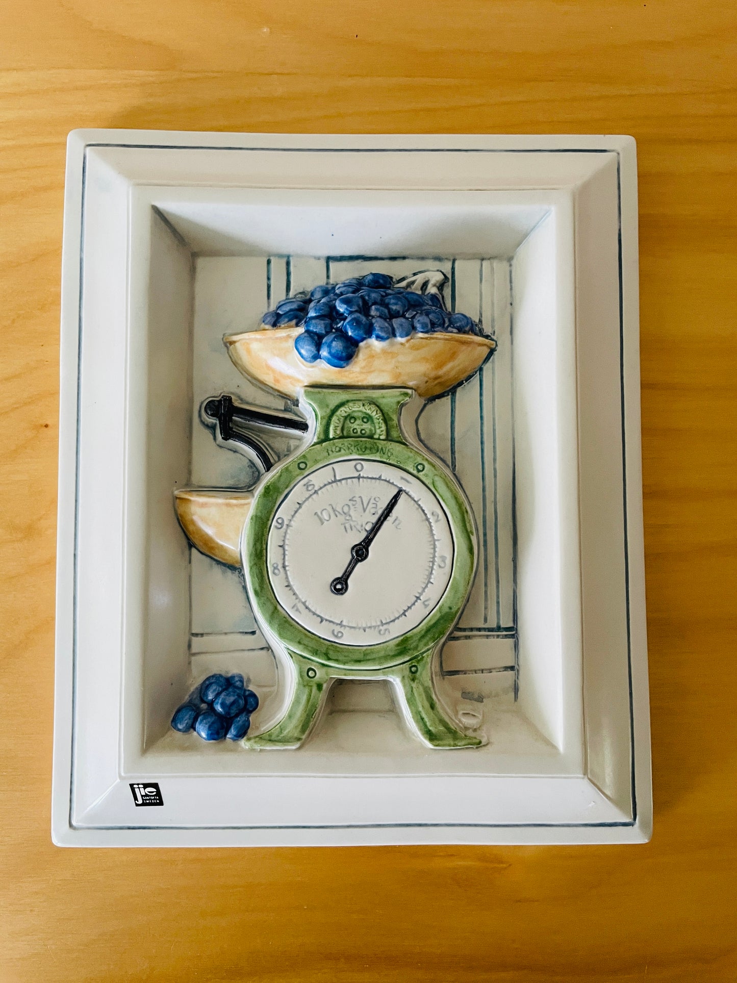 Jie Gantofta/ジイ.ガントフタ/陶板/スウエーデンの昔のキッチンシリーズ/ブルーベリーと秤