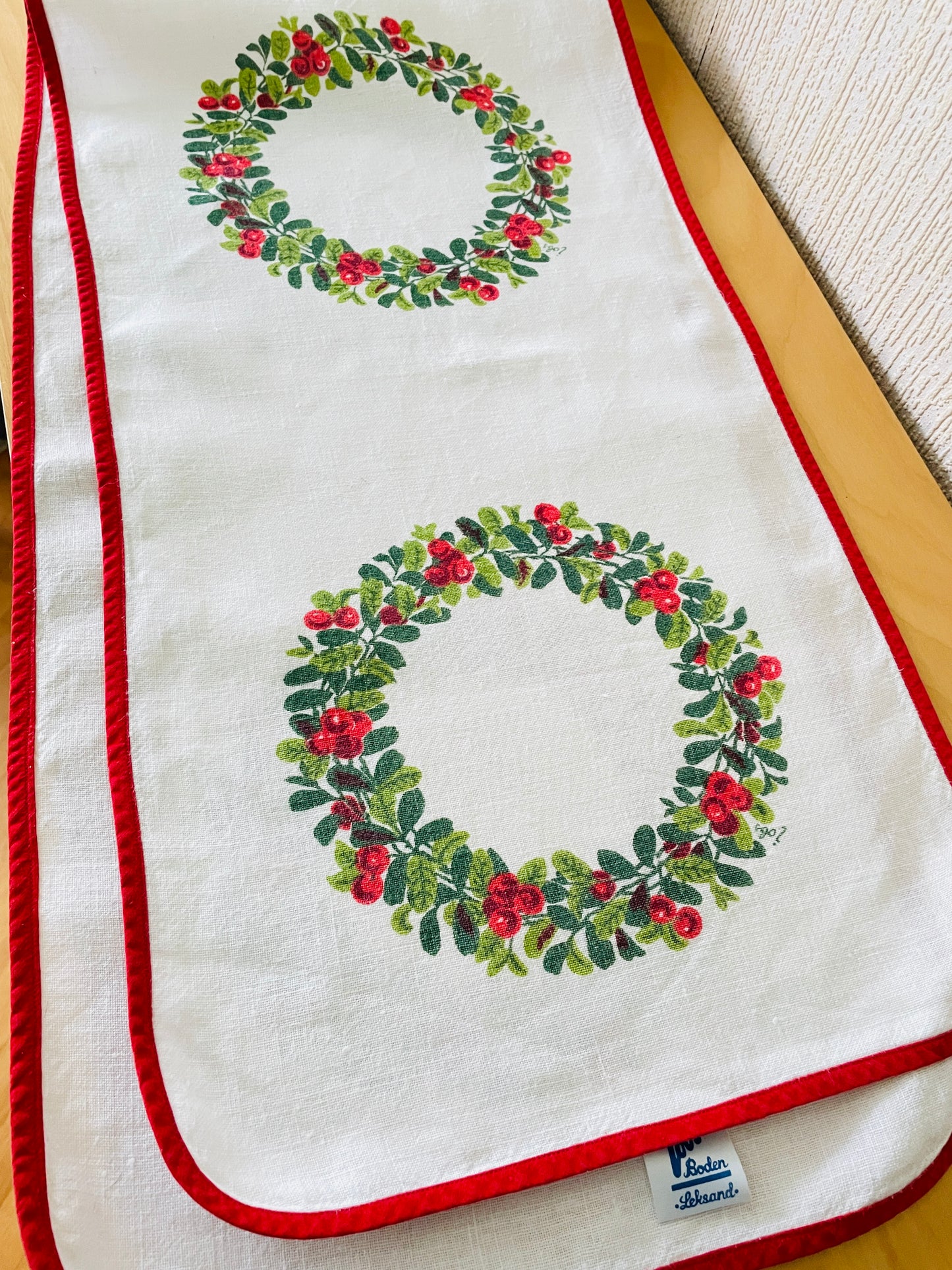 Jobs Handtryck/ジョブス/ハンドプリント/リンゴンベリーのテーブルセンター