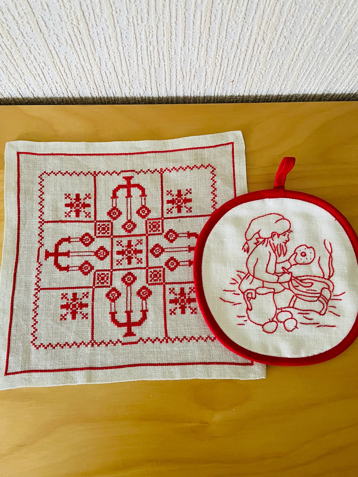 北欧のクリスマス/刺繍のクロス/刺繍のポットマット/2枚セット