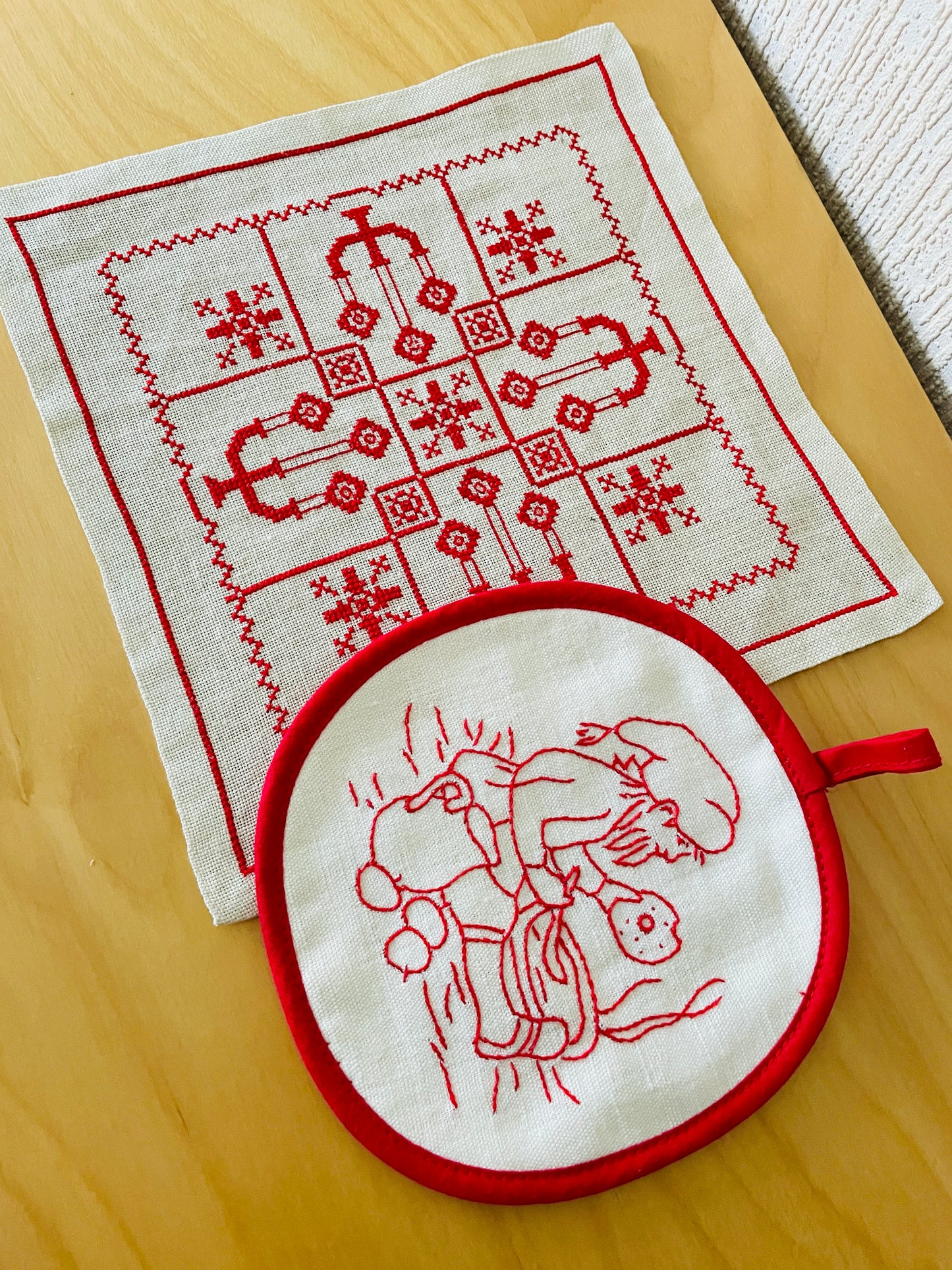 北欧のクリスマス/刺繍のクロス/刺繍のポットマット/2枚セット