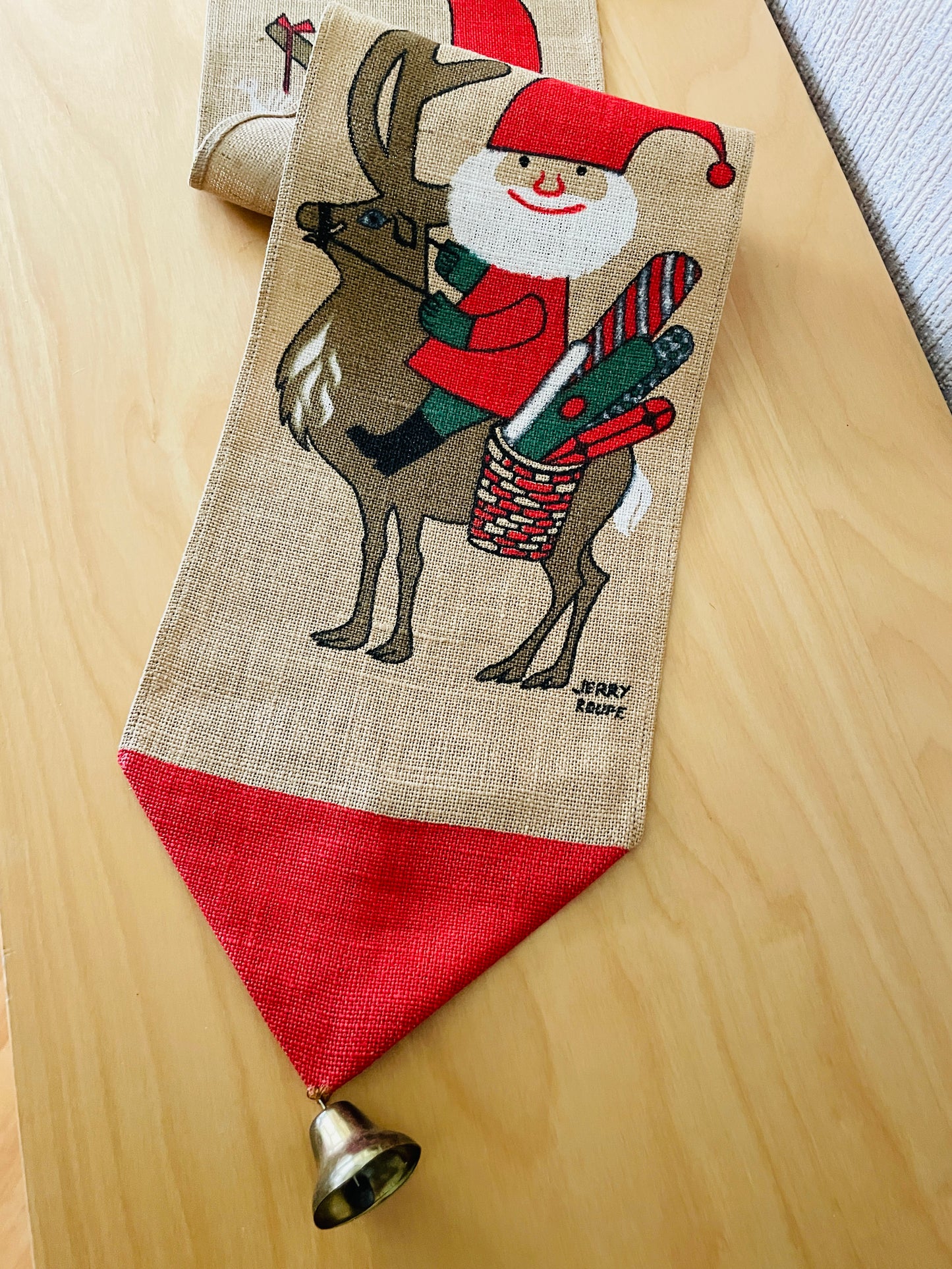 Jerry Roupe/ジェリー.ロウぺ/タペストリー/トナカイさんに乗ったトムテさんとニッセ