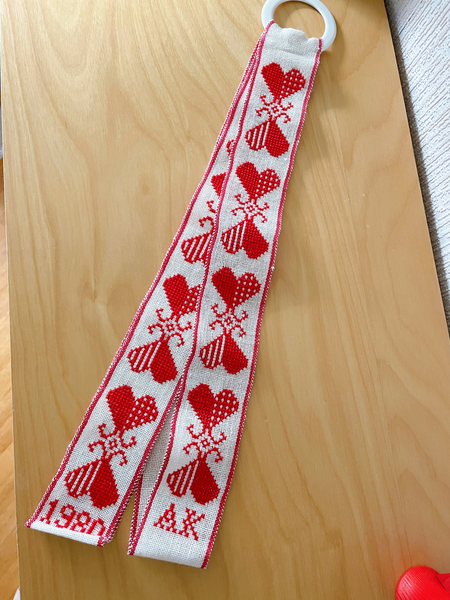 北欧のクリスマス/北欧刺繍/トレイハンガー/ハート柄