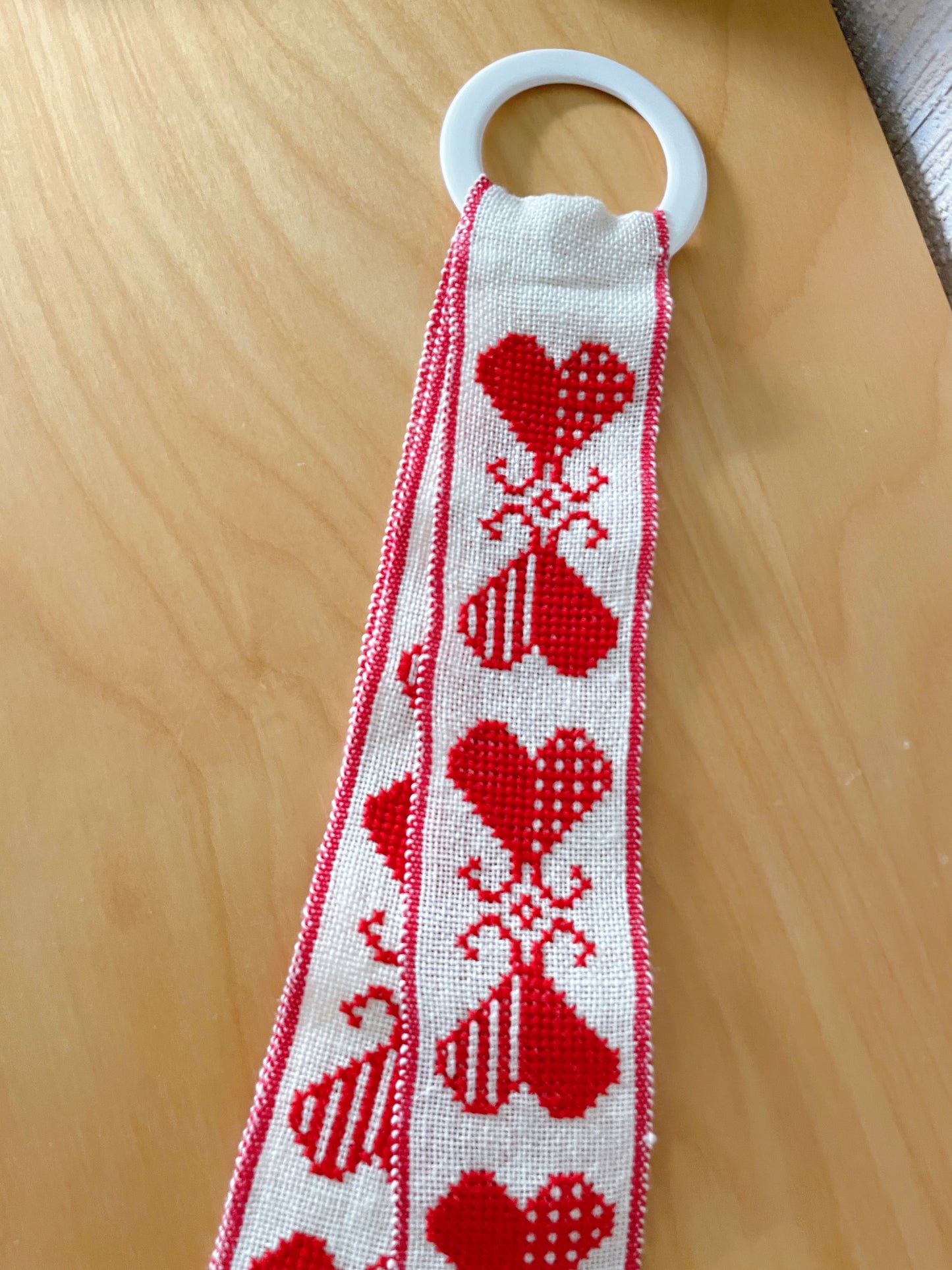 北欧のクリスマス/北欧刺繍/トレイハンガー/ハート柄