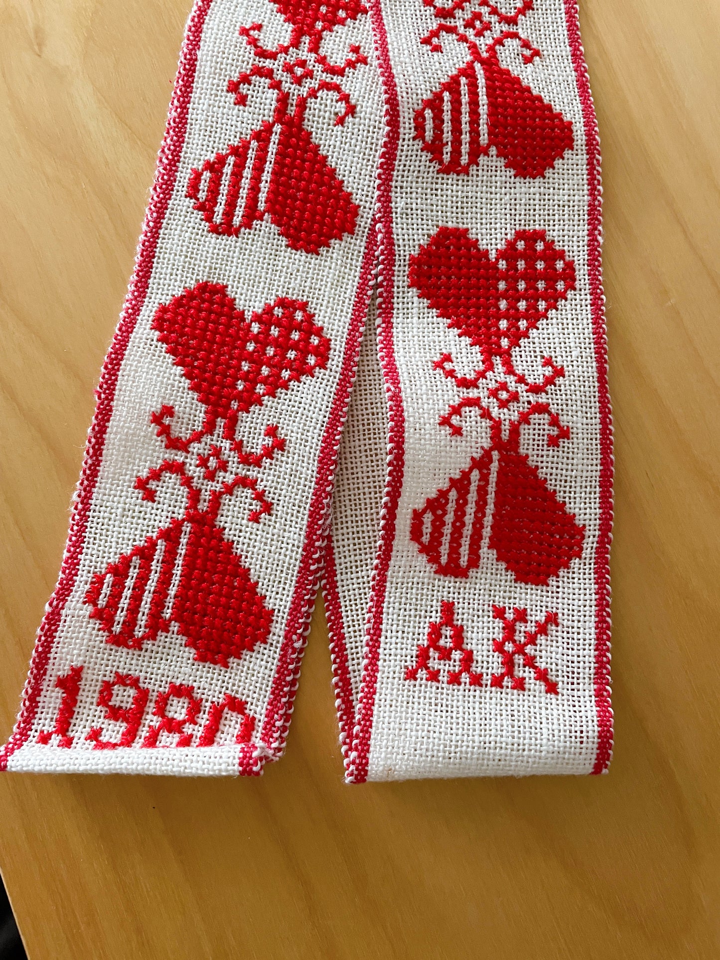 北欧のクリスマス/北欧刺繍/トレイハンガー/ハート柄