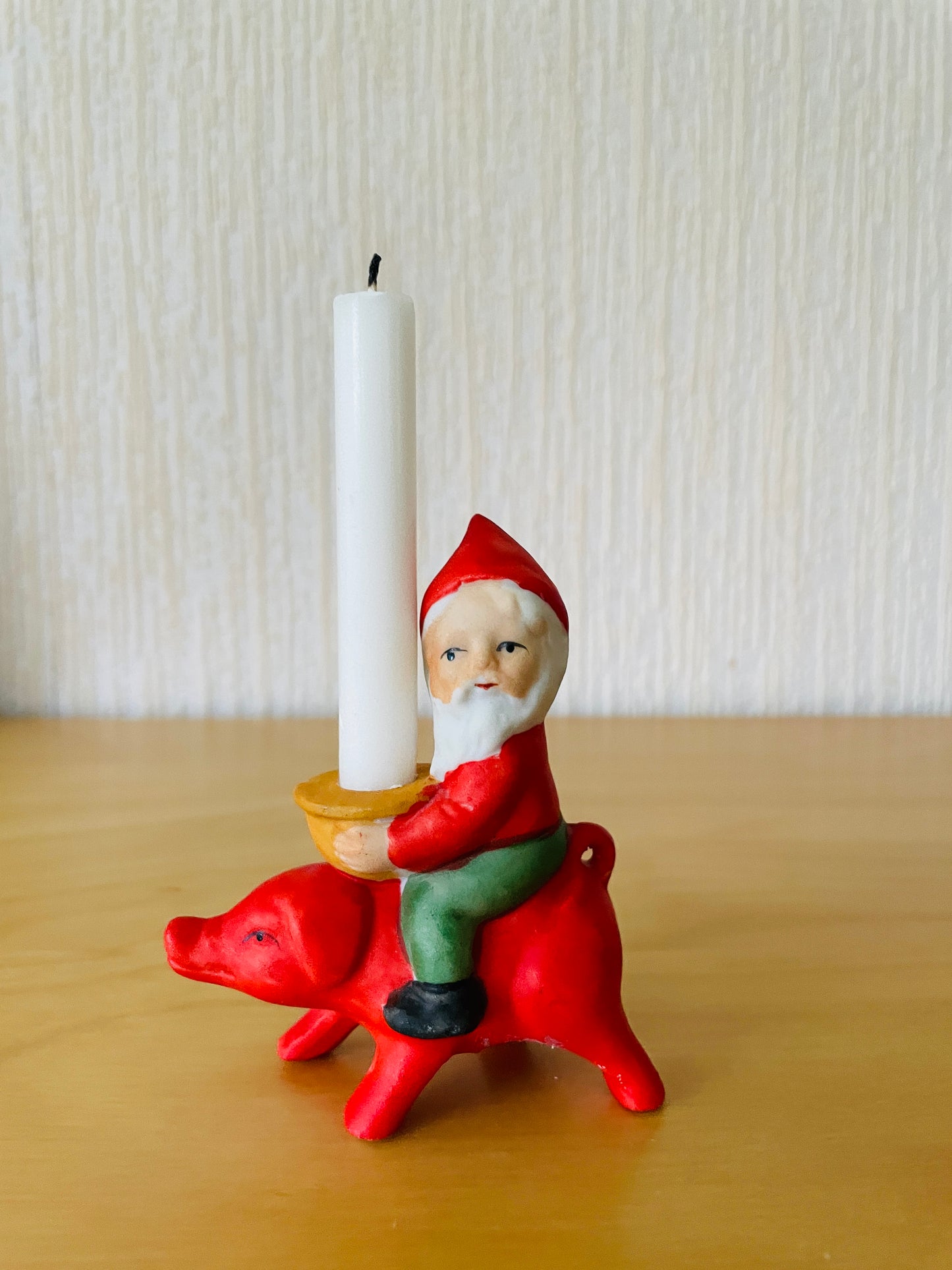 北欧のクリスマス/キャンドルスタンド/赤いブタさんに乗ったトムテ