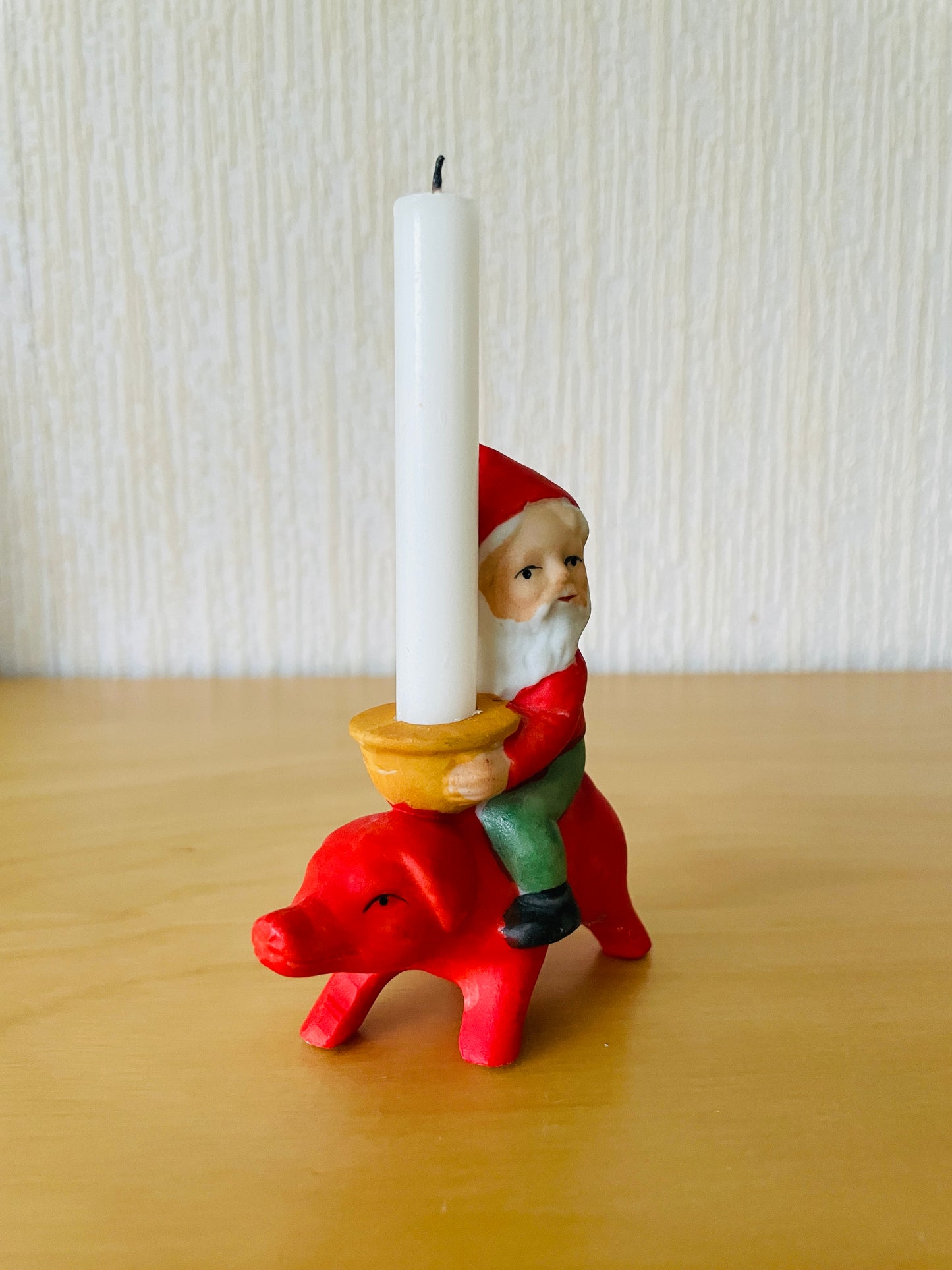 北欧のクリスマス/キャンドルスタンド/赤いブタさんに乗ったトムテ