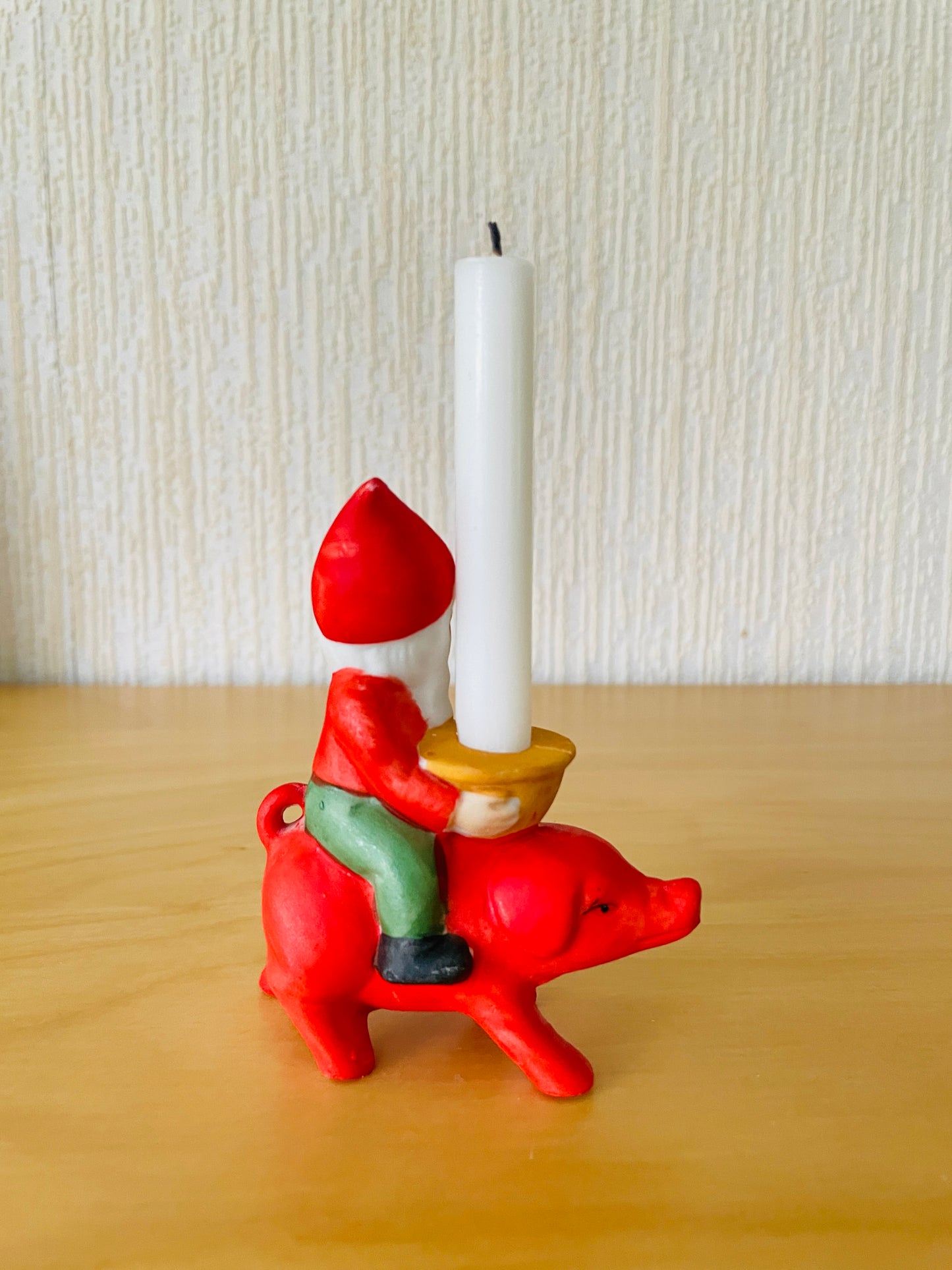 北欧のクリスマス/キャンドルスタンド/赤いブタさんに乗ったトムテ