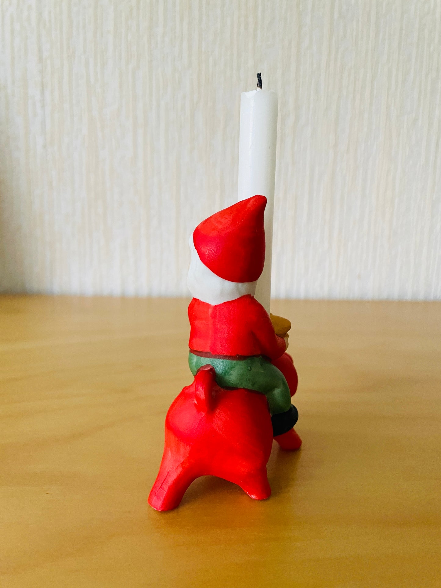 北欧のクリスマス/キャンドルスタンド/赤いブタさんに乗ったトムテ