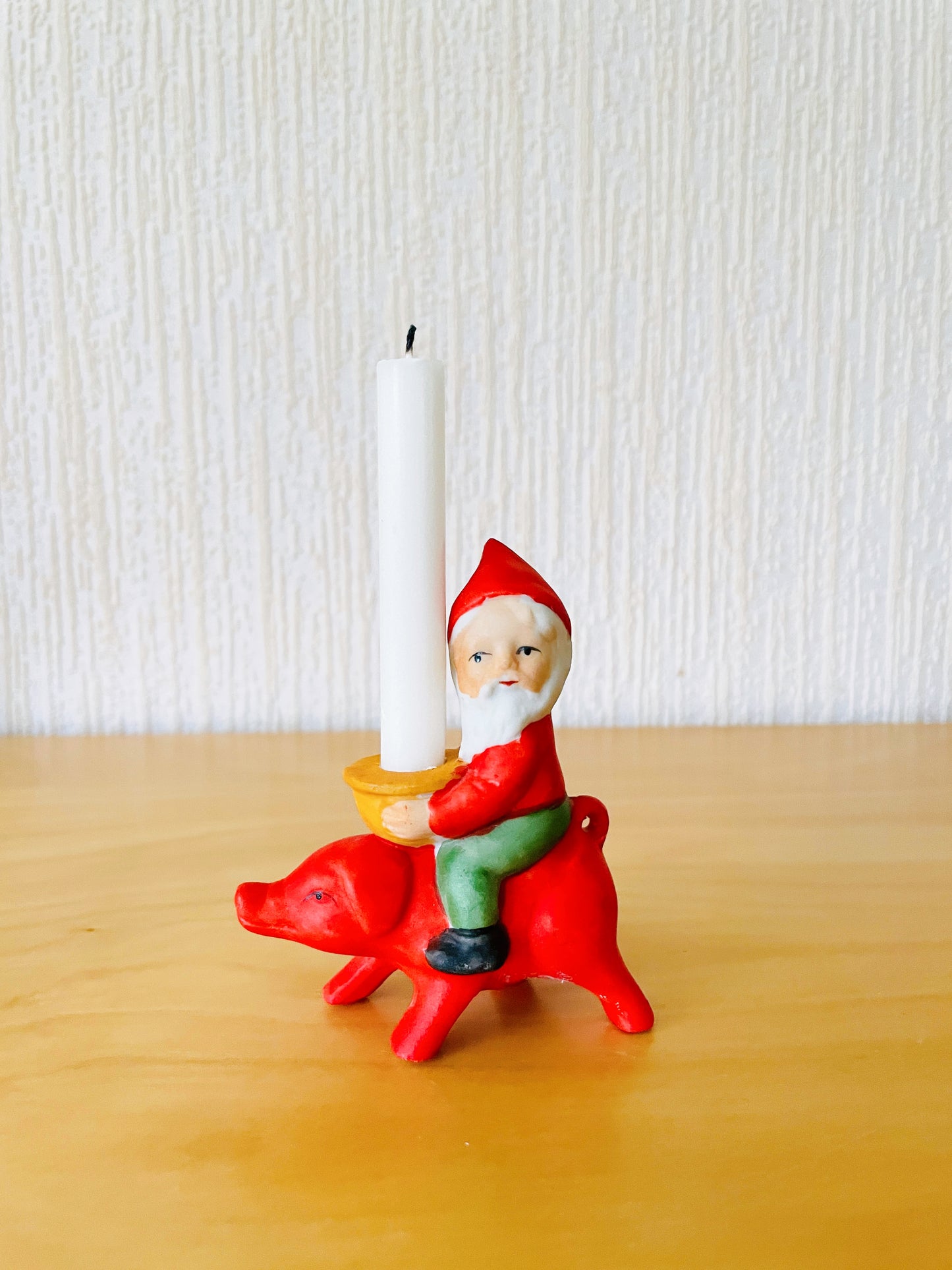 北欧のクリスマス/キャンドルスタンド/赤いブタさんに乗ったトムテ