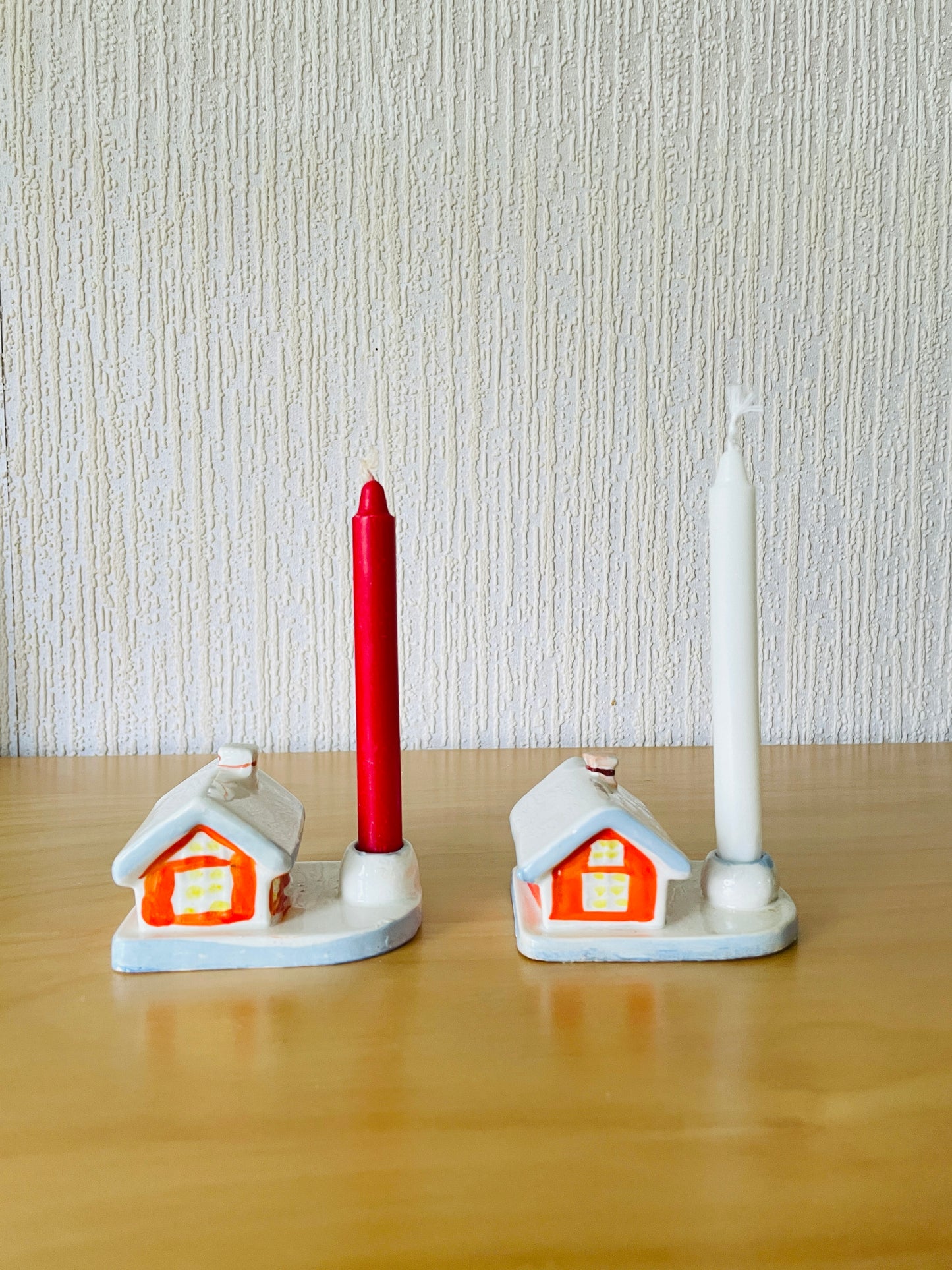 北欧のクリスマス/キャンドルスタンド雪が積もったお家