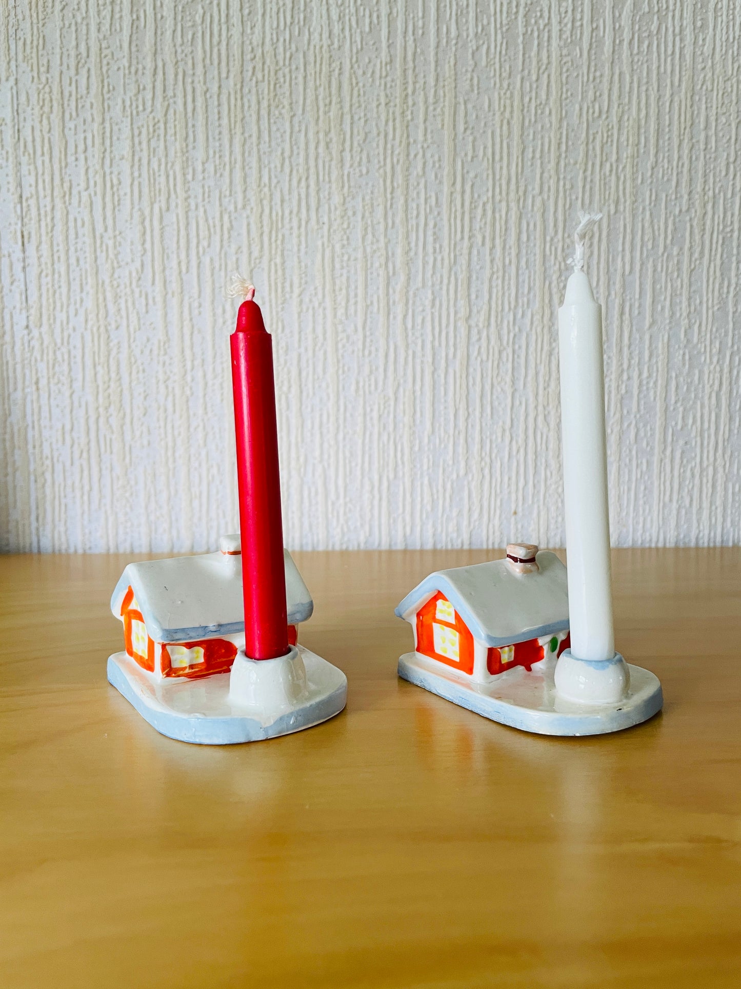 北欧のクリスマス/キャンドルスタンド雪が積もったお家