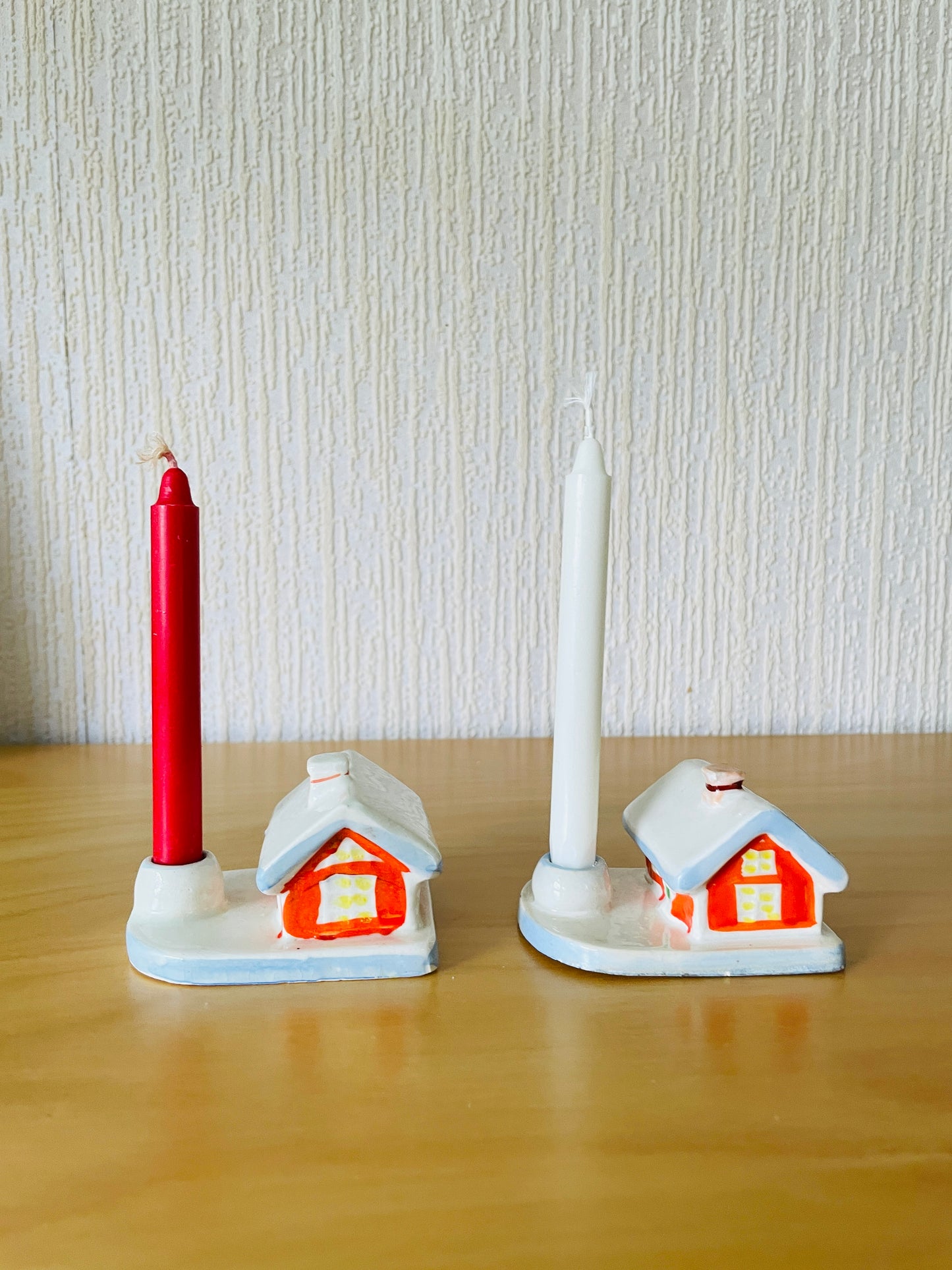 北欧のクリスマス/キャンドルスタンド雪が積もったお家