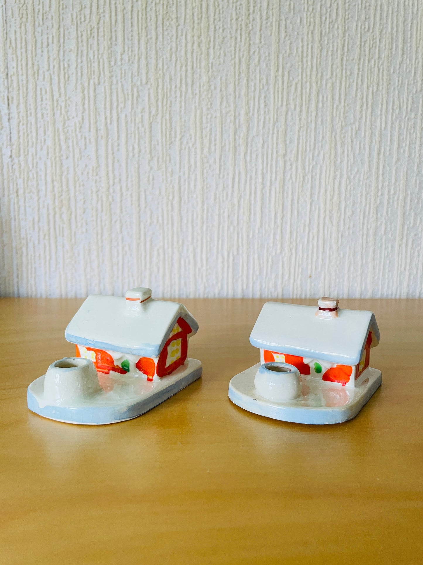 北欧のクリスマス/キャンドルスタンド雪が積もったお家