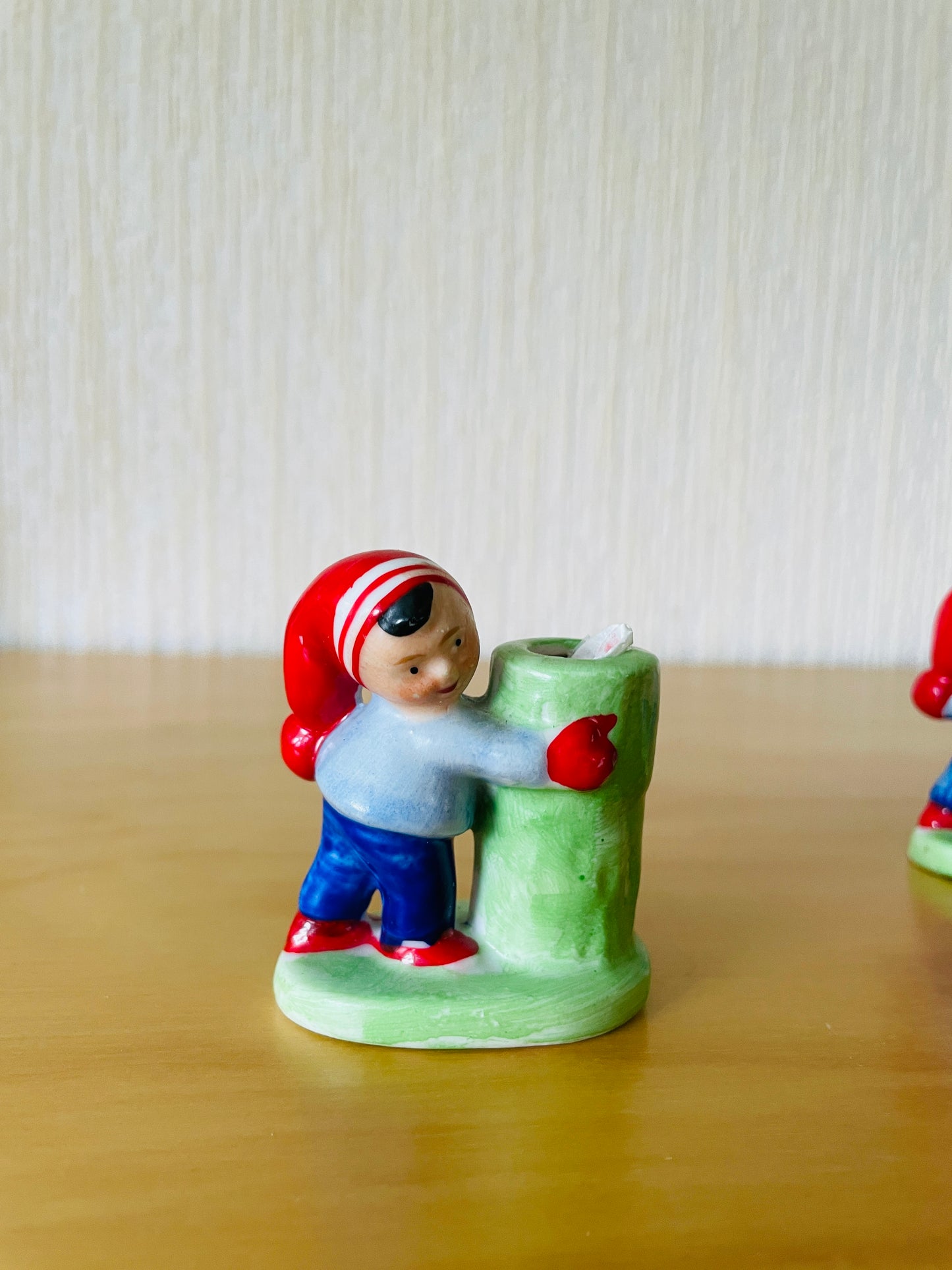 北欧のクリスマス/キャンドルスタンド/男の子とツリー