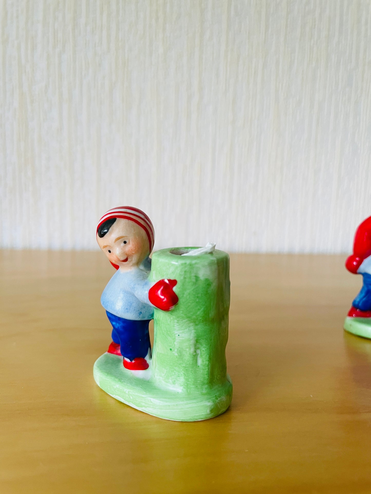 北欧のクリスマス/キャンドルスタンド/男の子とツリー