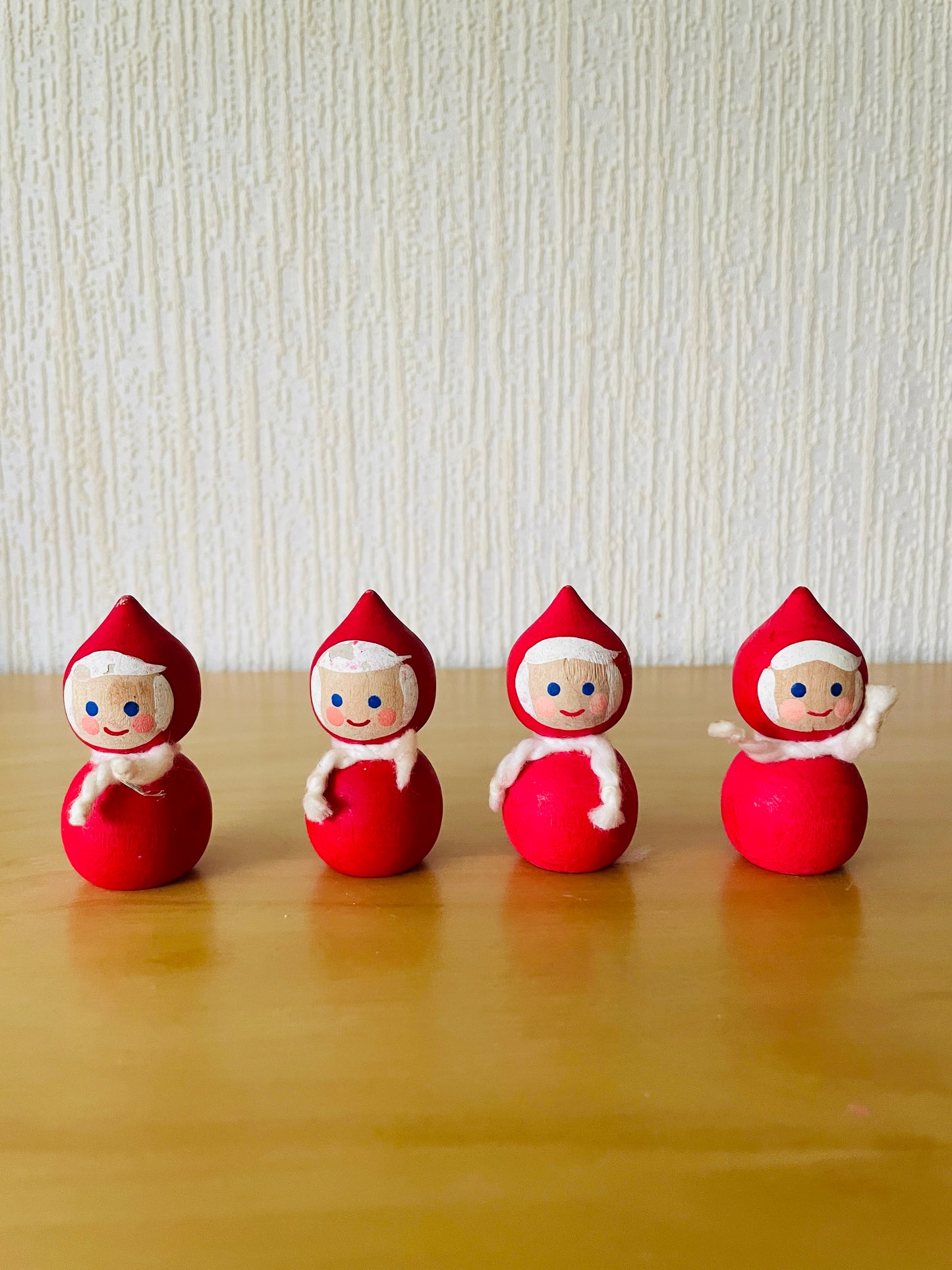 北欧のクリスマス/Svensk Hemslöjd/スエーデン手工芸/赤ずきんの木製人形/２個セット