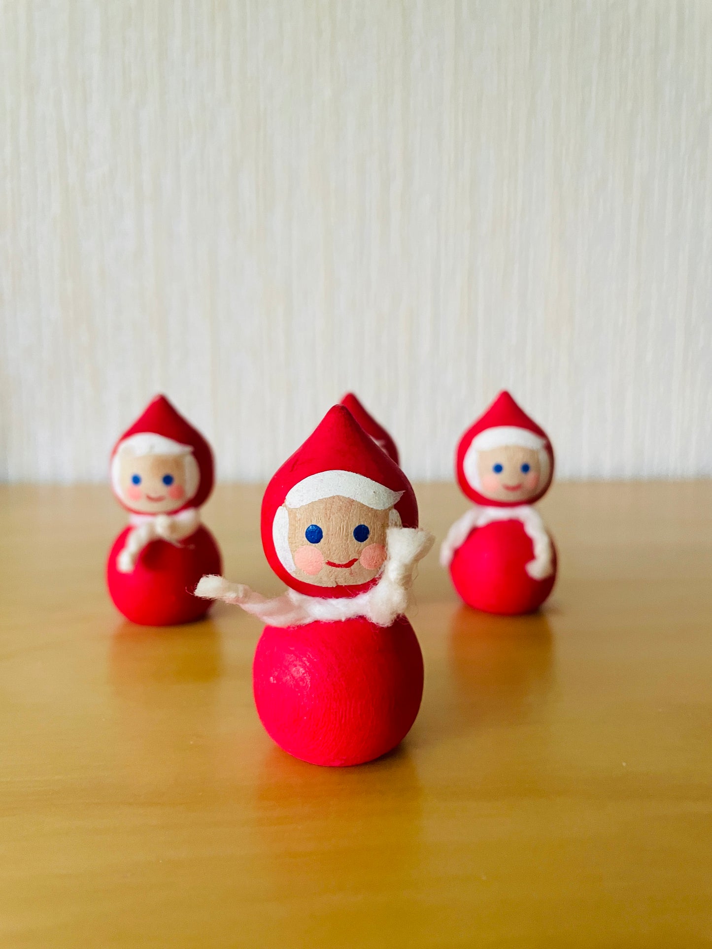 北欧のクリスマス/Svensk Hemslöjd/スエーデン手工芸/赤ずきんの木製人形/２個セット