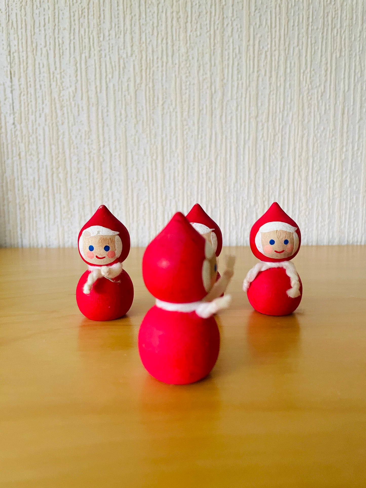 北欧のクリスマス/Svensk Hemslöjd/スエーデン手工芸/赤ずきんの木製人形/２個セット