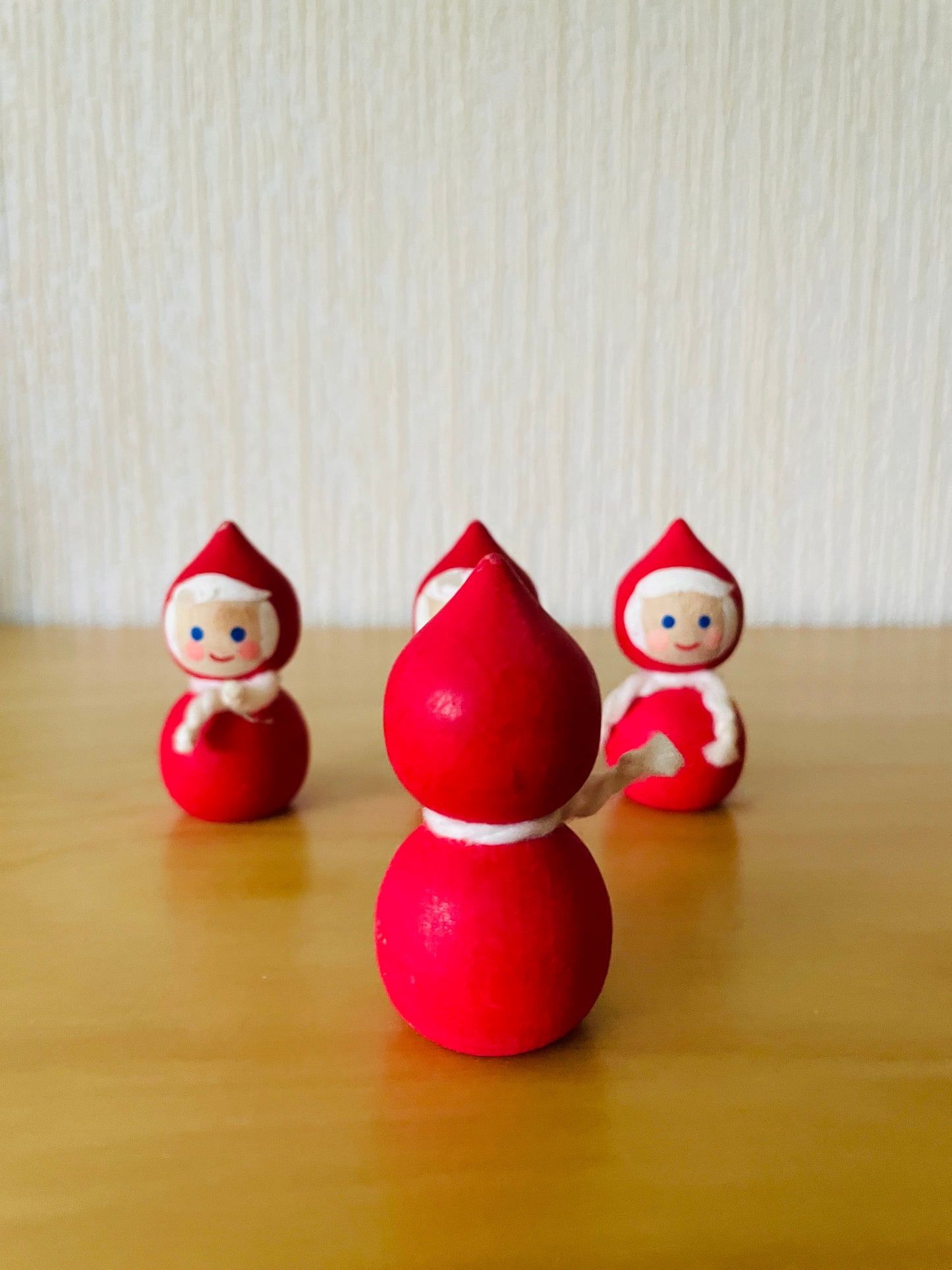 北欧のクリスマス/Svensk Hemslöjd/スエーデン手工芸/赤ずきんの木製人形/２個セット