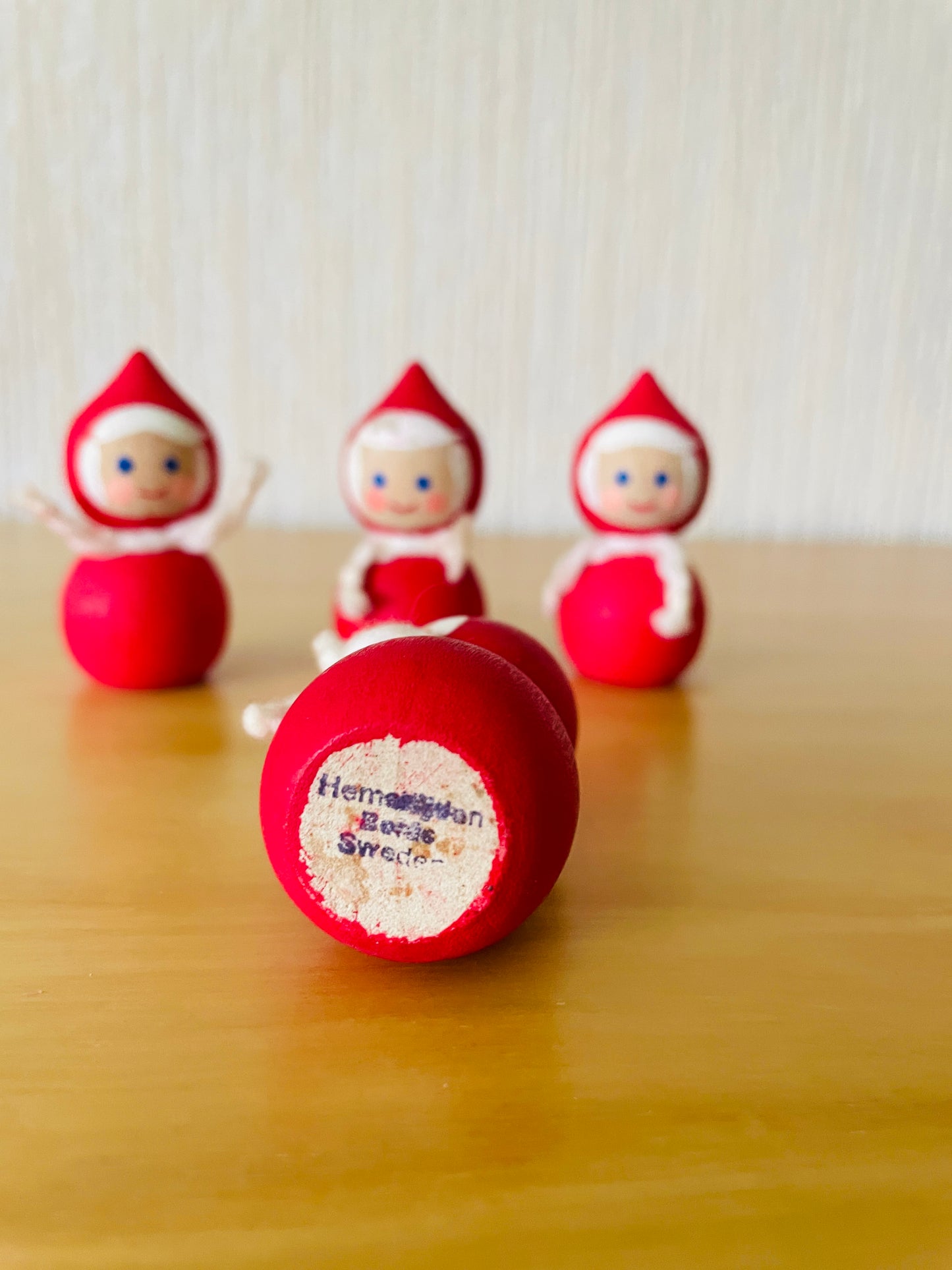 北欧のクリスマス/Svensk Hemslöjd/スエーデン手工芸/赤ずきんの木製人形/２個セット