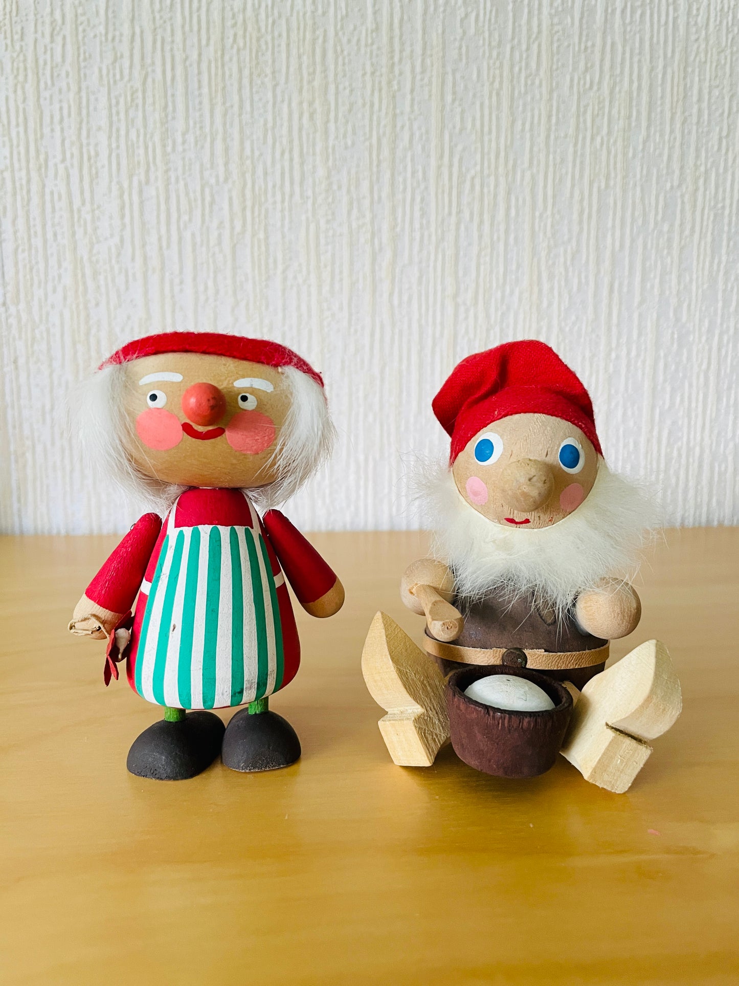 北欧のクリスマス/Svensk Hemslöjd/Tomte Mor/木製人形/お花を持ったエプロン姿が可愛いトムテの母さん