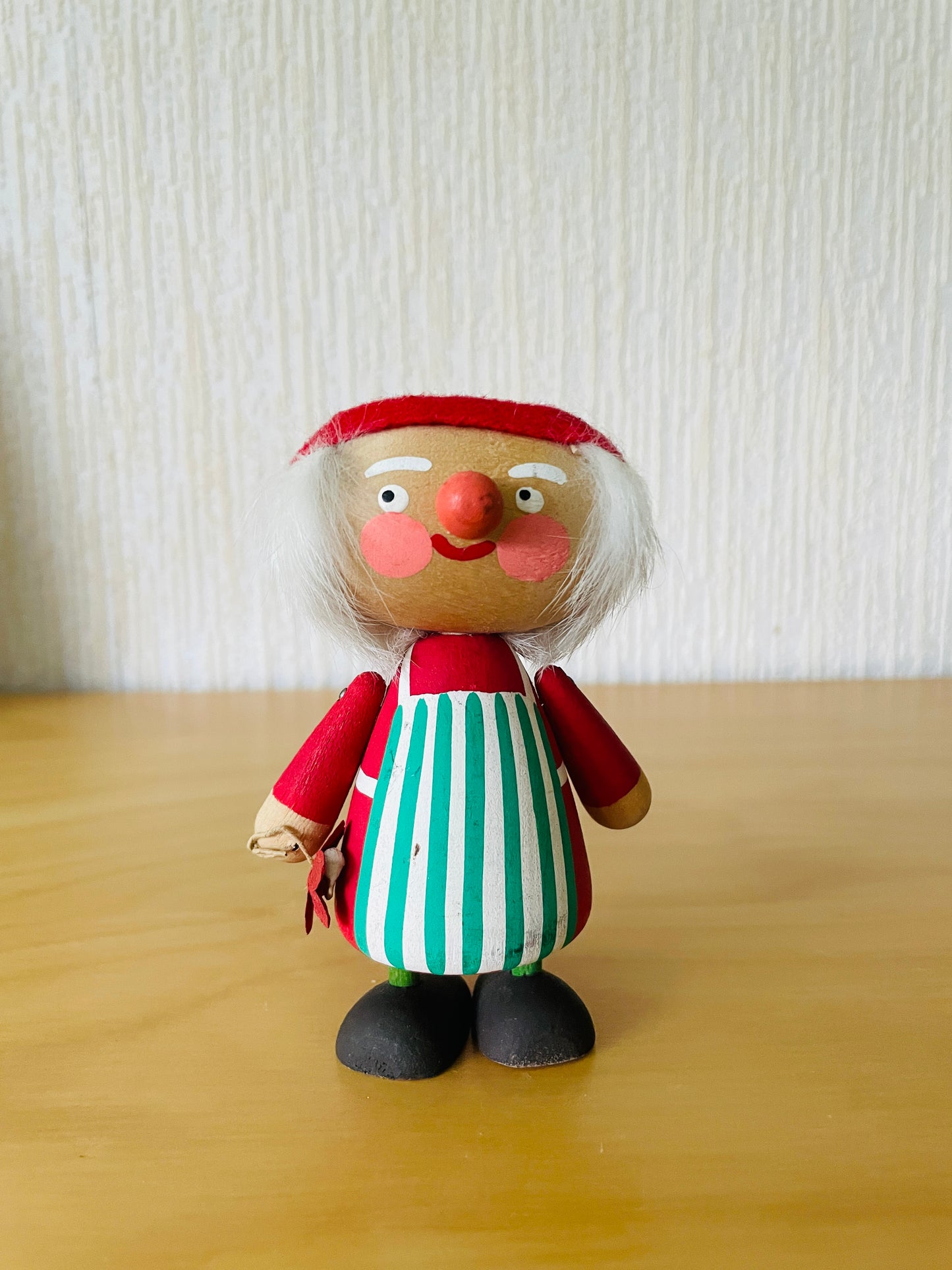 北欧のクリスマス/Svensk Hemslöjd/Tomte Mor/木製人形/お花を持ったエプロン姿が可愛いトムテの母さん