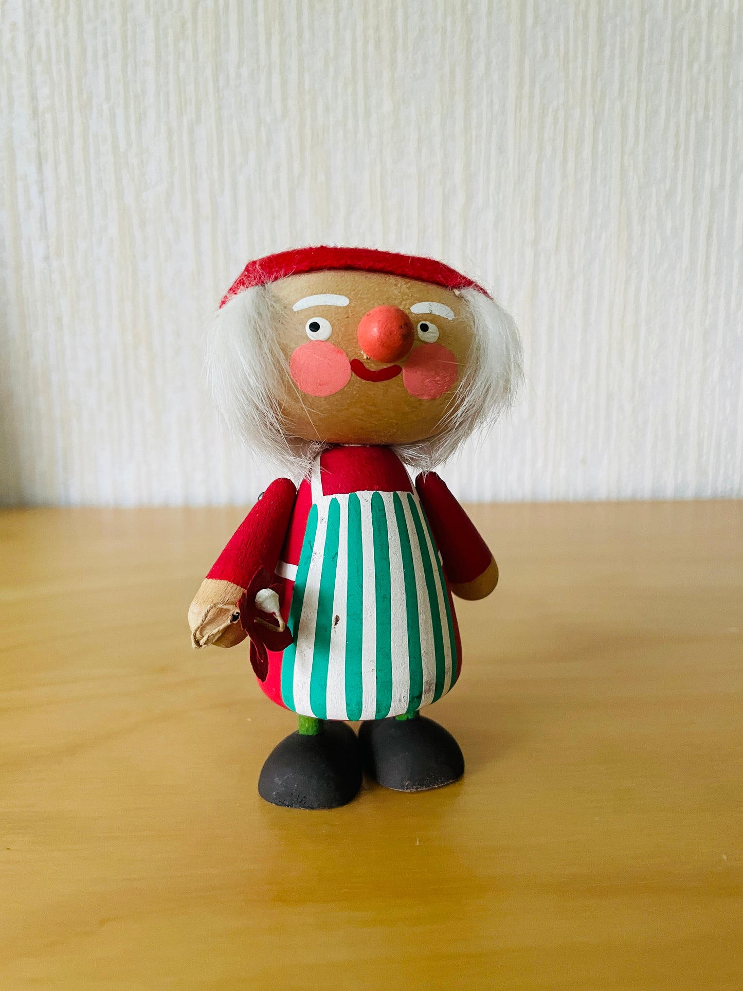 北欧のクリスマス/Svensk Hemslöjd/Tomte Mor/木製人形/お花を持ったエプロン姿が可愛いトムテの母さん