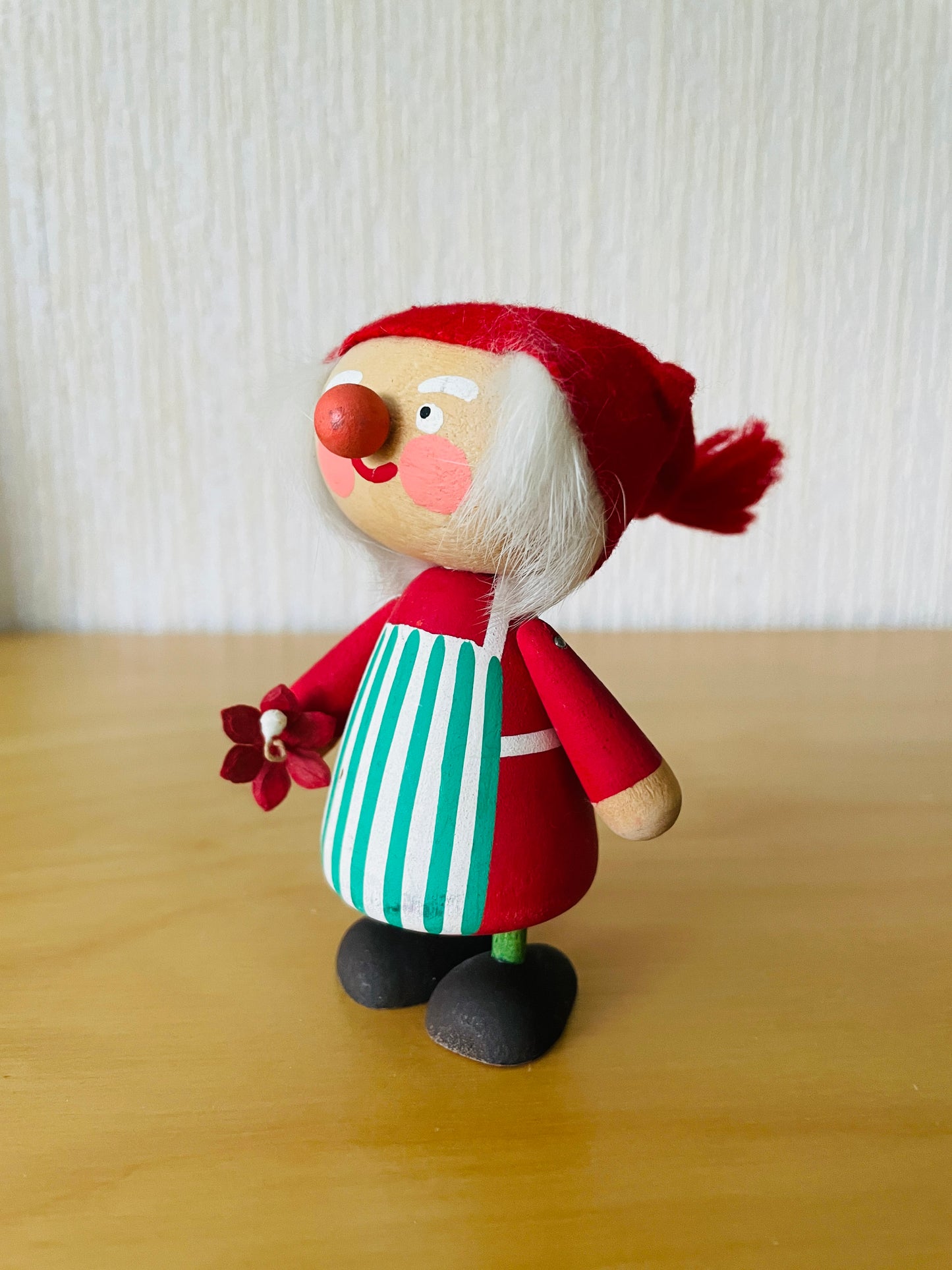 北欧のクリスマス/Svensk Hemslöjd/Tomte Mor/木製人形/お花を持ったエプロン姿が可愛いトムテの母さん
