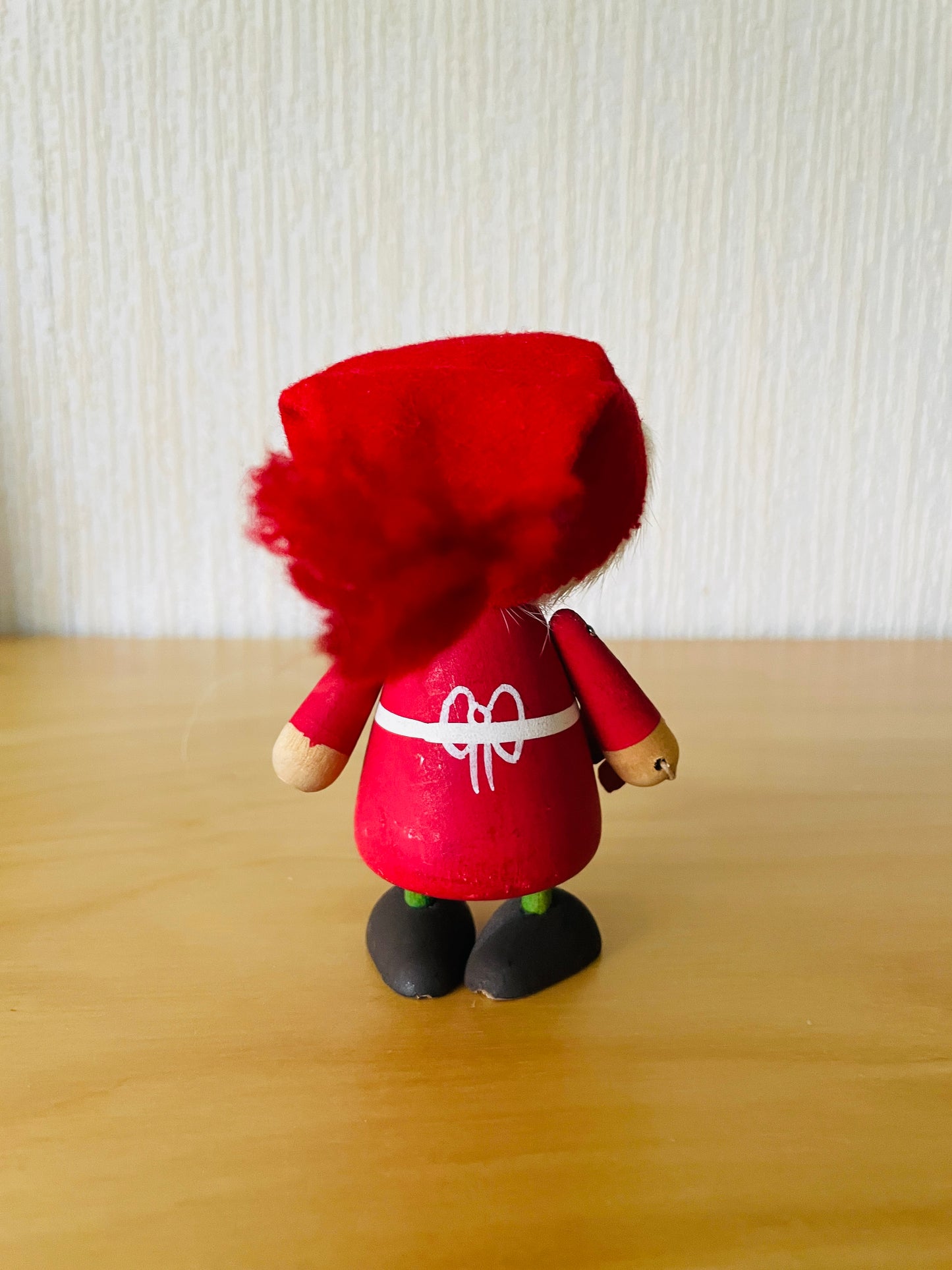 北欧のクリスマス/Svensk Hemslöjd/Tomte Mor/木製人形/お花を持ったエプロン姿が可愛いトムテの母さん