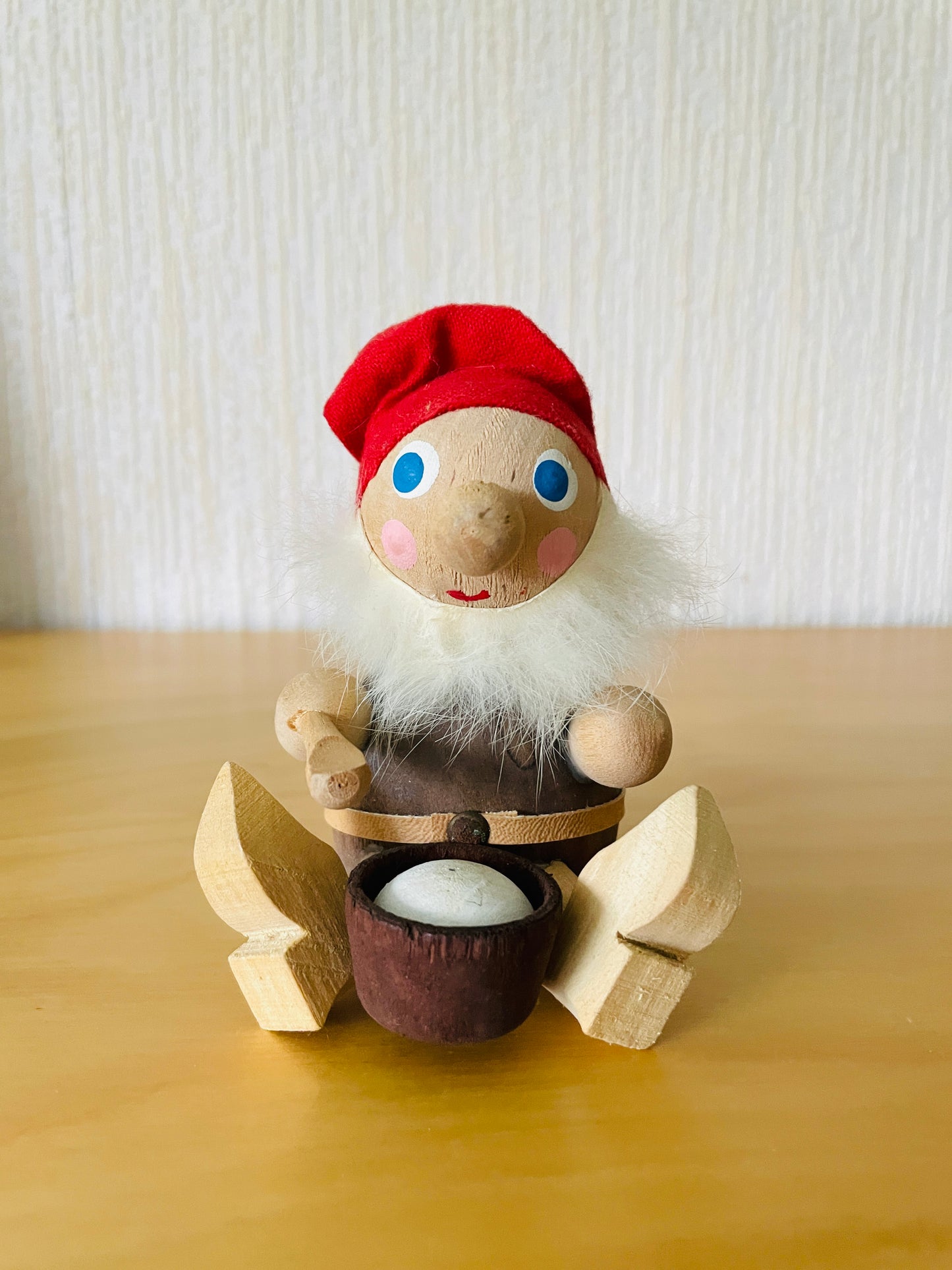 北欧のクリスマス/Svensk Hemslöjd/北欧手工芸Tomte med Risgröt/ミルクがゆを抱えているトムテさん