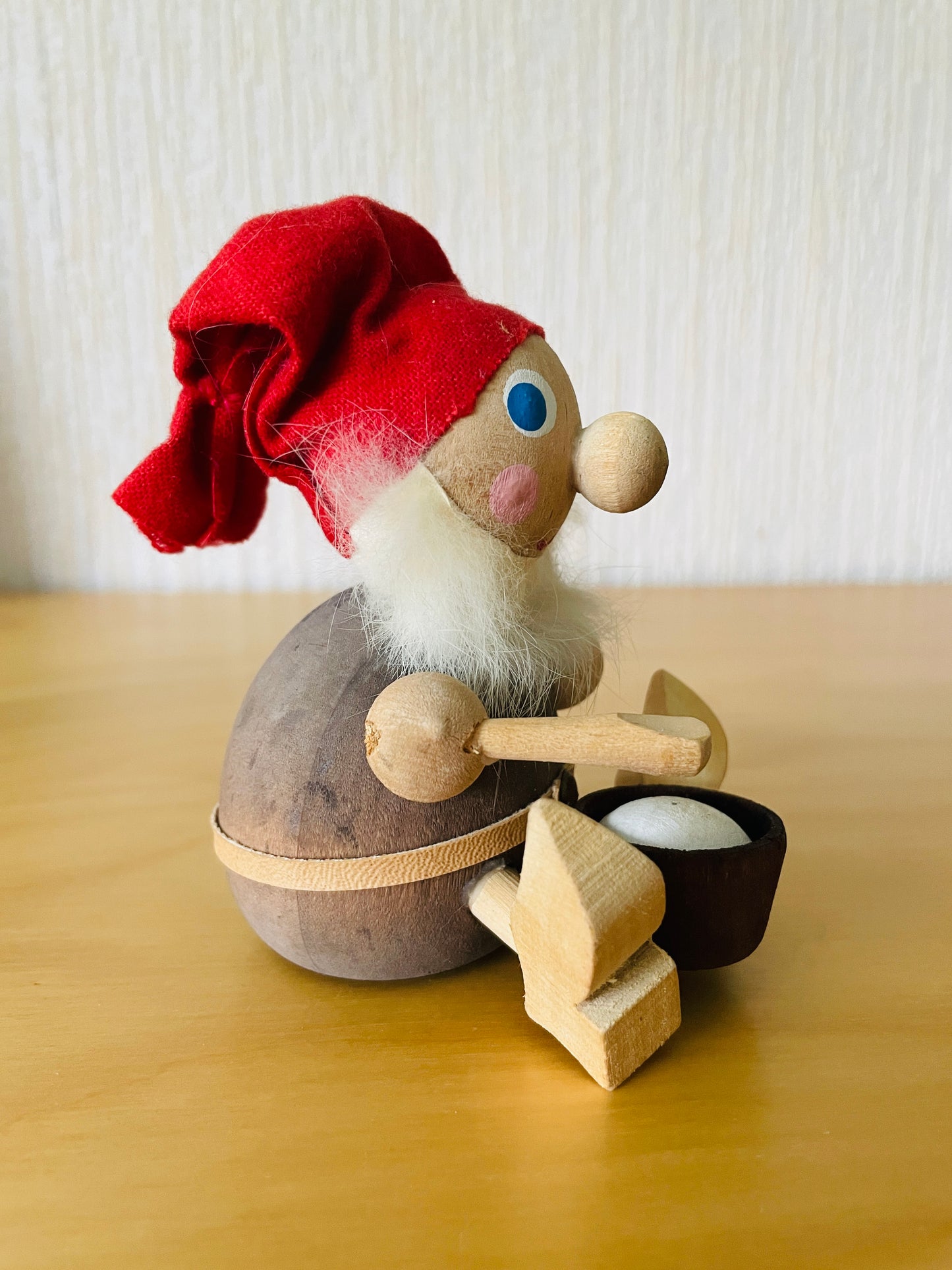 北欧のクリスマス/Svensk Hemslöjd/北欧手工芸Tomte med Risgröt/ミルクがゆを抱えているトムテさん