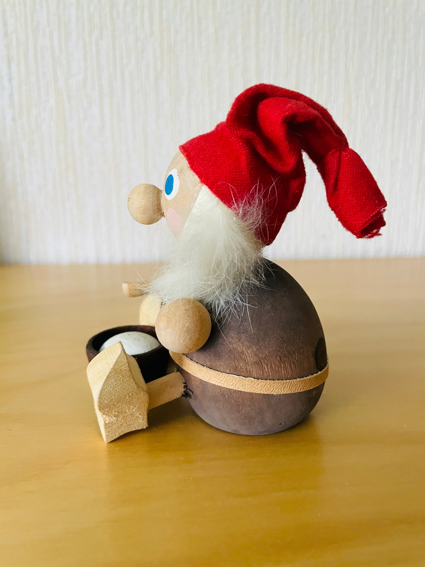 北欧のクリスマス/Svensk Hemslöjd/北欧手工芸Tomte med Risgröt/ミルクがゆを抱えているトムテさん