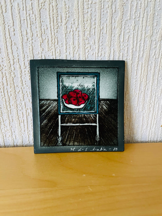 Arabiaアラビア/Atlje/アトリエ/Helja Liukko-Sundsröm/ヘルヤ.リウッコ-スンストローム/絵の中に置かれたリンゴの絵