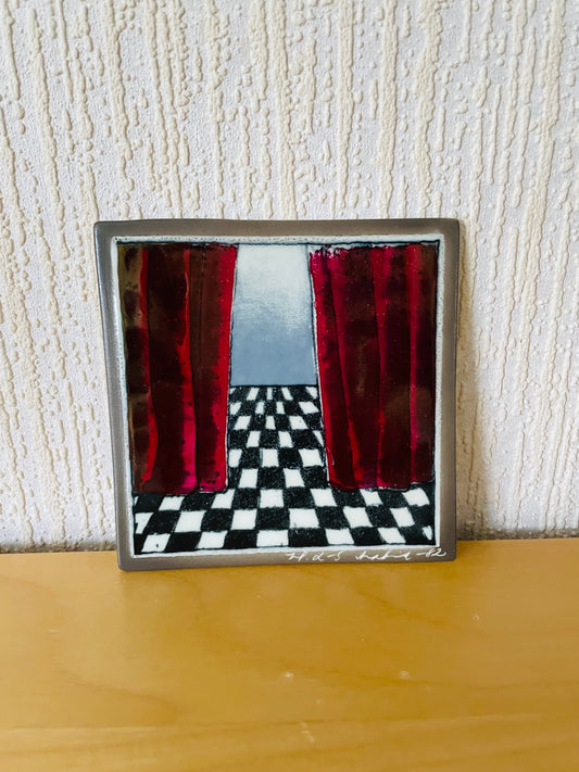 Arabia/アラビアAtlje/アトリエ/Helja Likko-Sundsröm/ヘルヤ.リウッコ-スンストローム/赤いカーテンと白黒の床