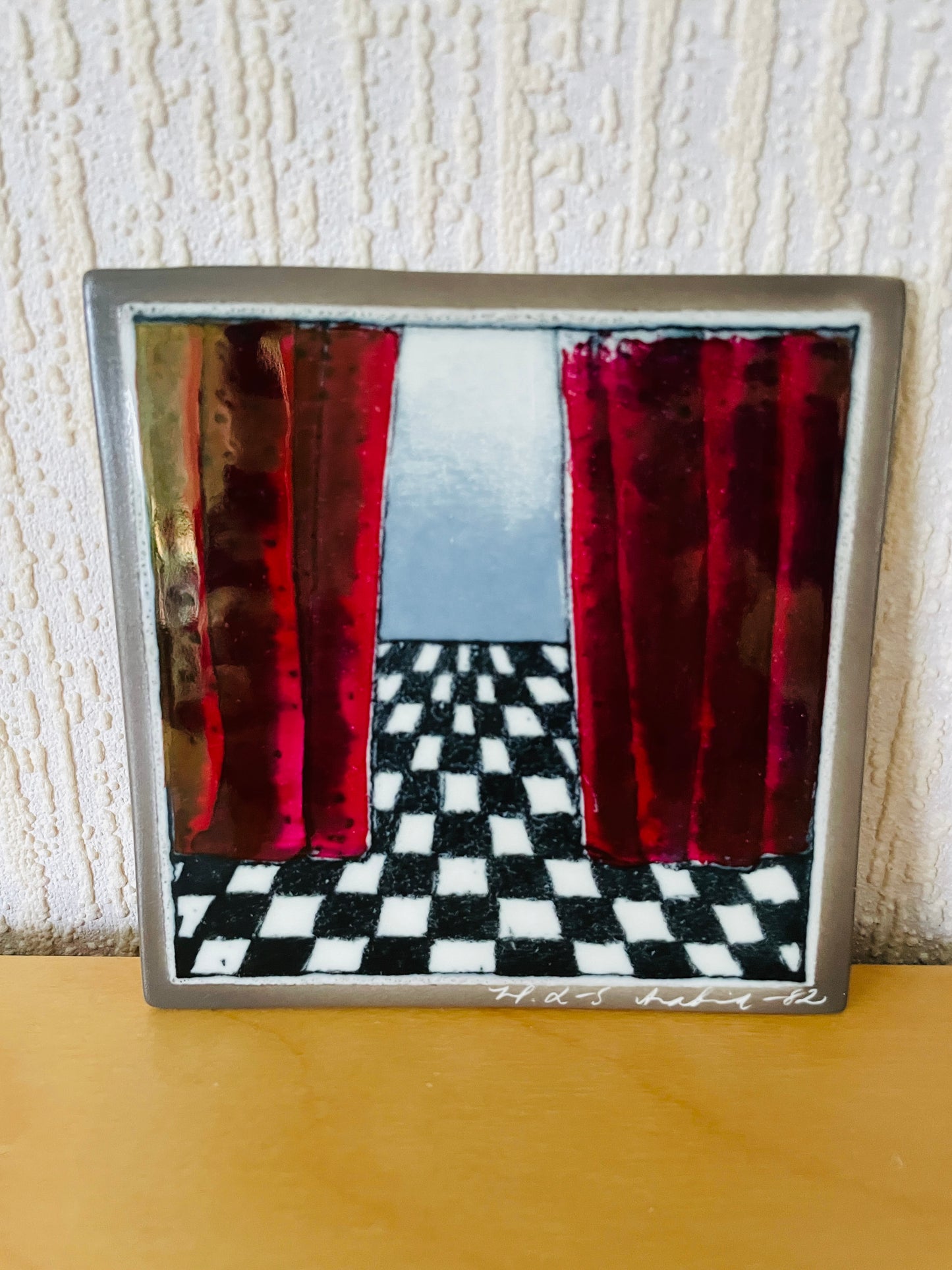 Arabia/アラビアAtlje/アトリエ/Helja Likko-Sundsröm/ヘルヤ.リウッコ-スンストローム/赤いカーテンと白黒の床