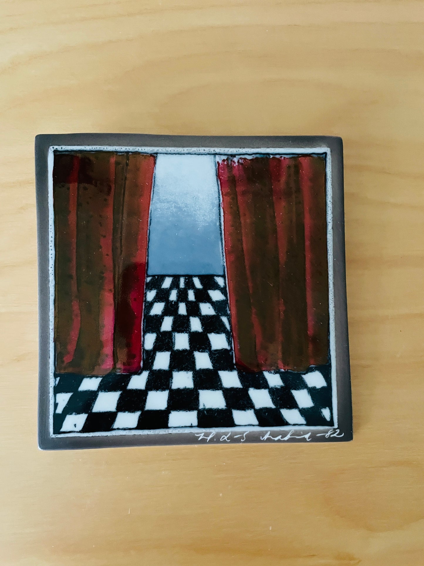 Arabia/アラビアAtlje/アトリエ/Helja Likko-Sundsröm/ヘルヤ.リウッコ-スンストローム/赤いカーテンと白黒の床