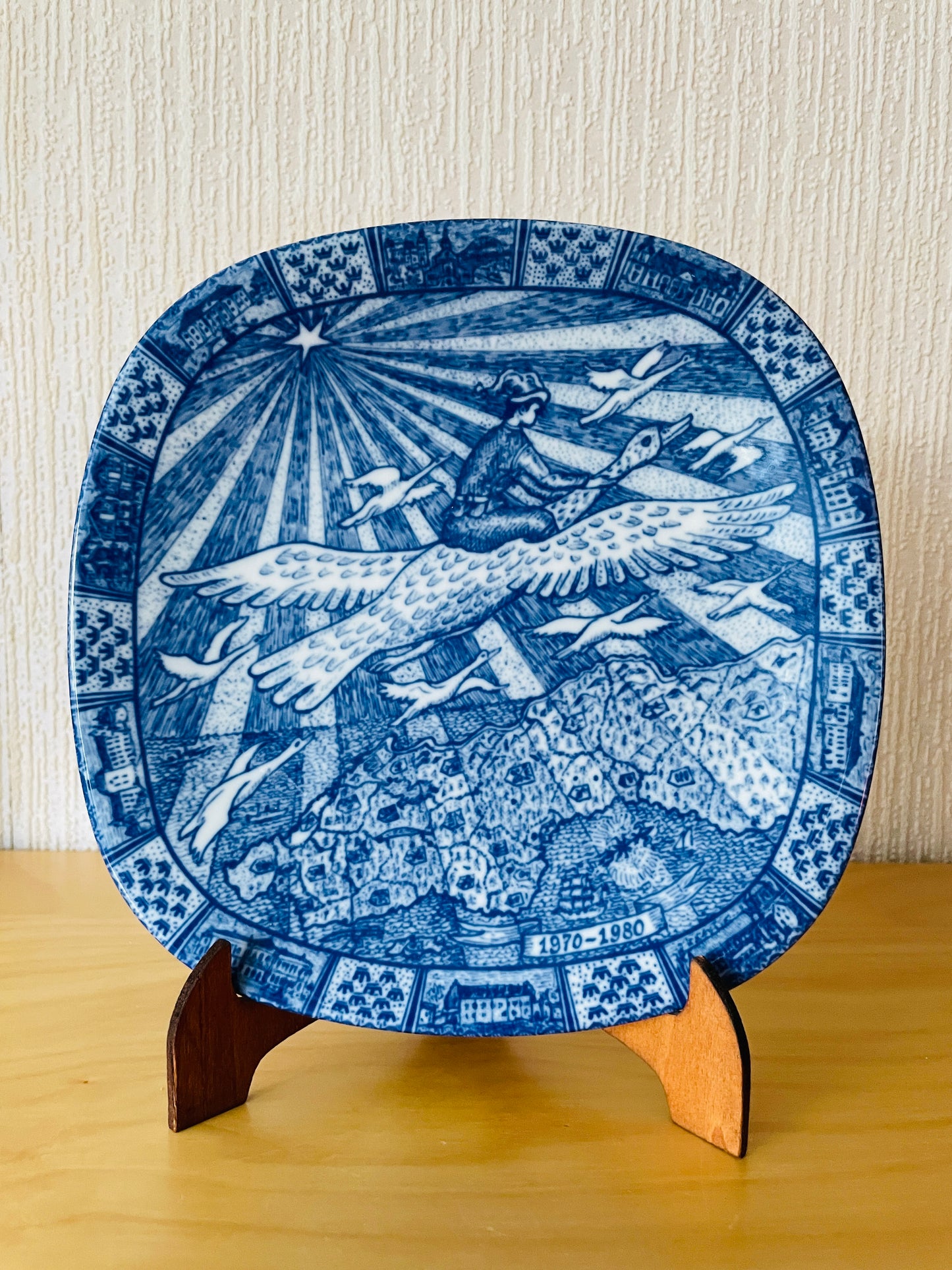 Rörstrand/ロールストランド/Gunnar Nylund/グンナ.ニールンド/1970年〜1980年/ニルスの不思議な旅/10周年記念プレート