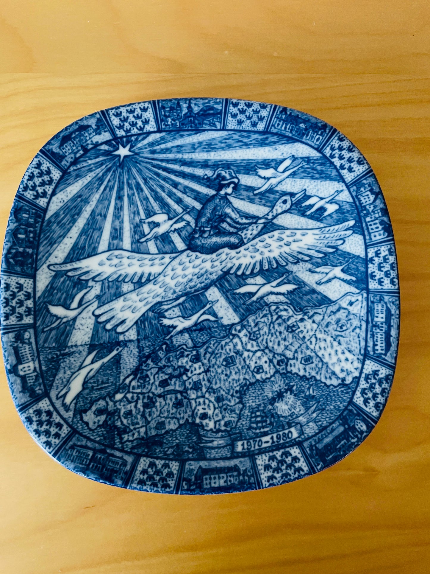 Rörstrand/ロールストランド/Gunnar Nylund/グンナ.ニールンド/1970年〜1980年/ニルスの不思議な旅/10周年記念プレート