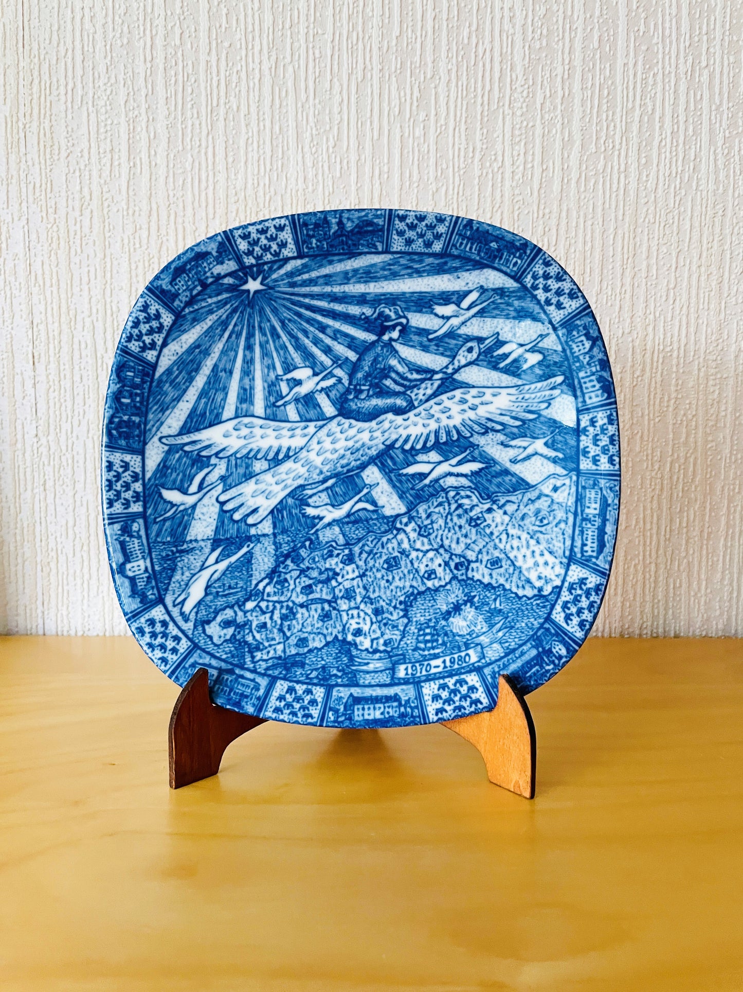 Rörstrand/ロールストランド/Gunnar Nylund/グンナ.ニールンド/1970年〜1980年/ニルスの不思議な旅/10周年記念プレート