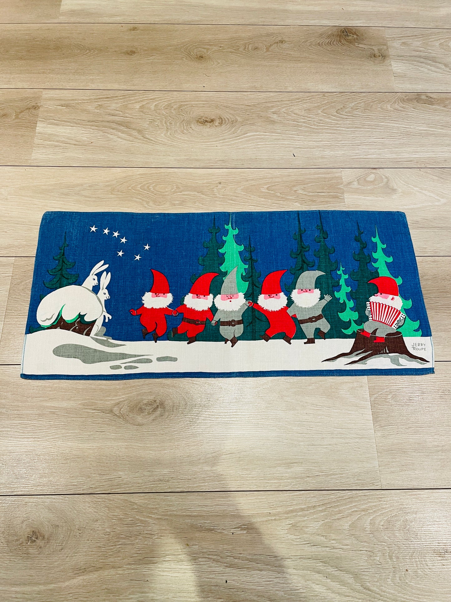 Jerry Roupe/ジェリー.ロウぺ/タペストリー/Tomte Dansar/トムテさんのダンス – Wasurenagusa