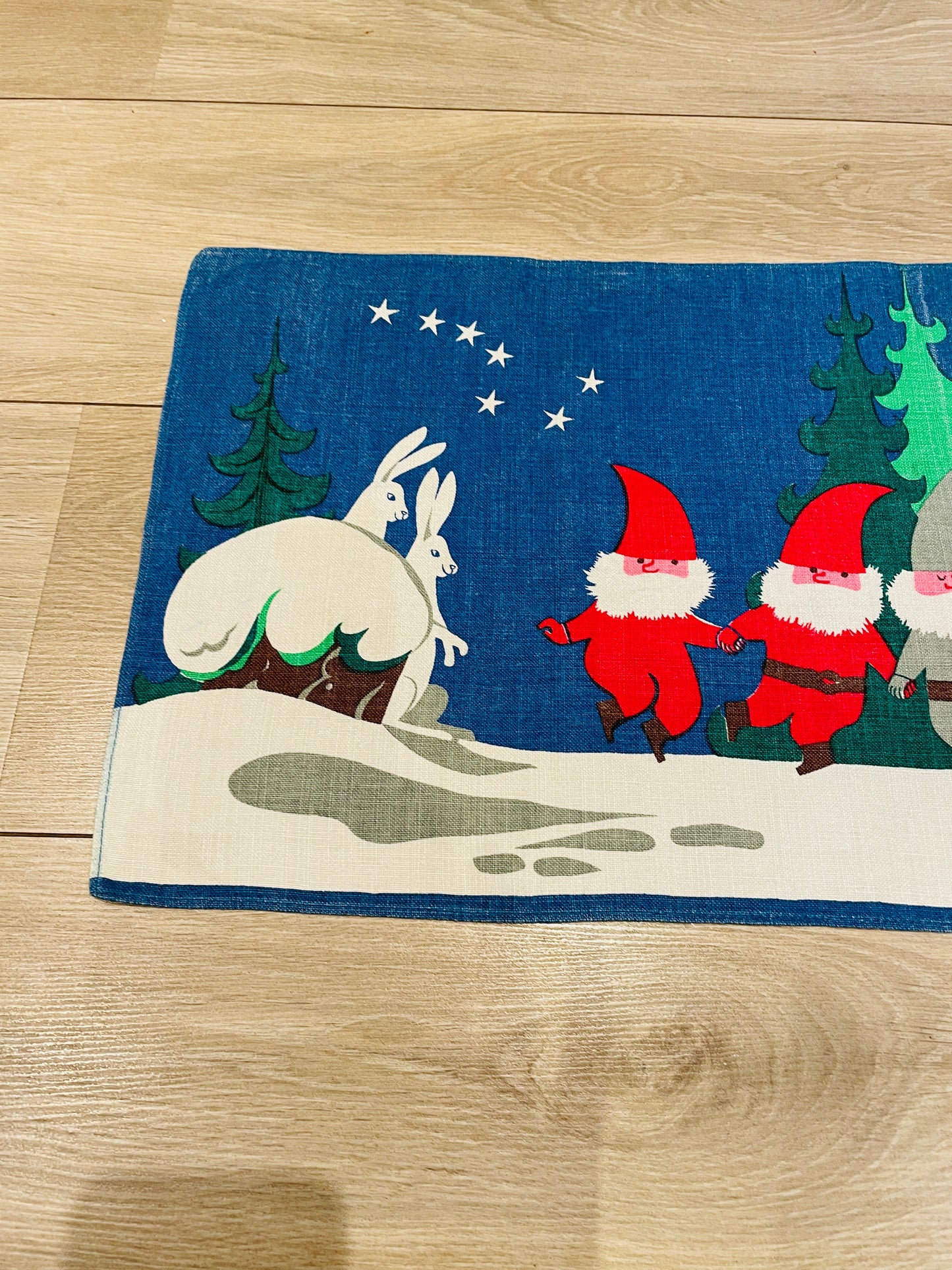 Jerry Roupe/ジェリー.ロウぺ/タペストリー/Tomte Dansar/トムテさんのダンス – Wasurenagusa